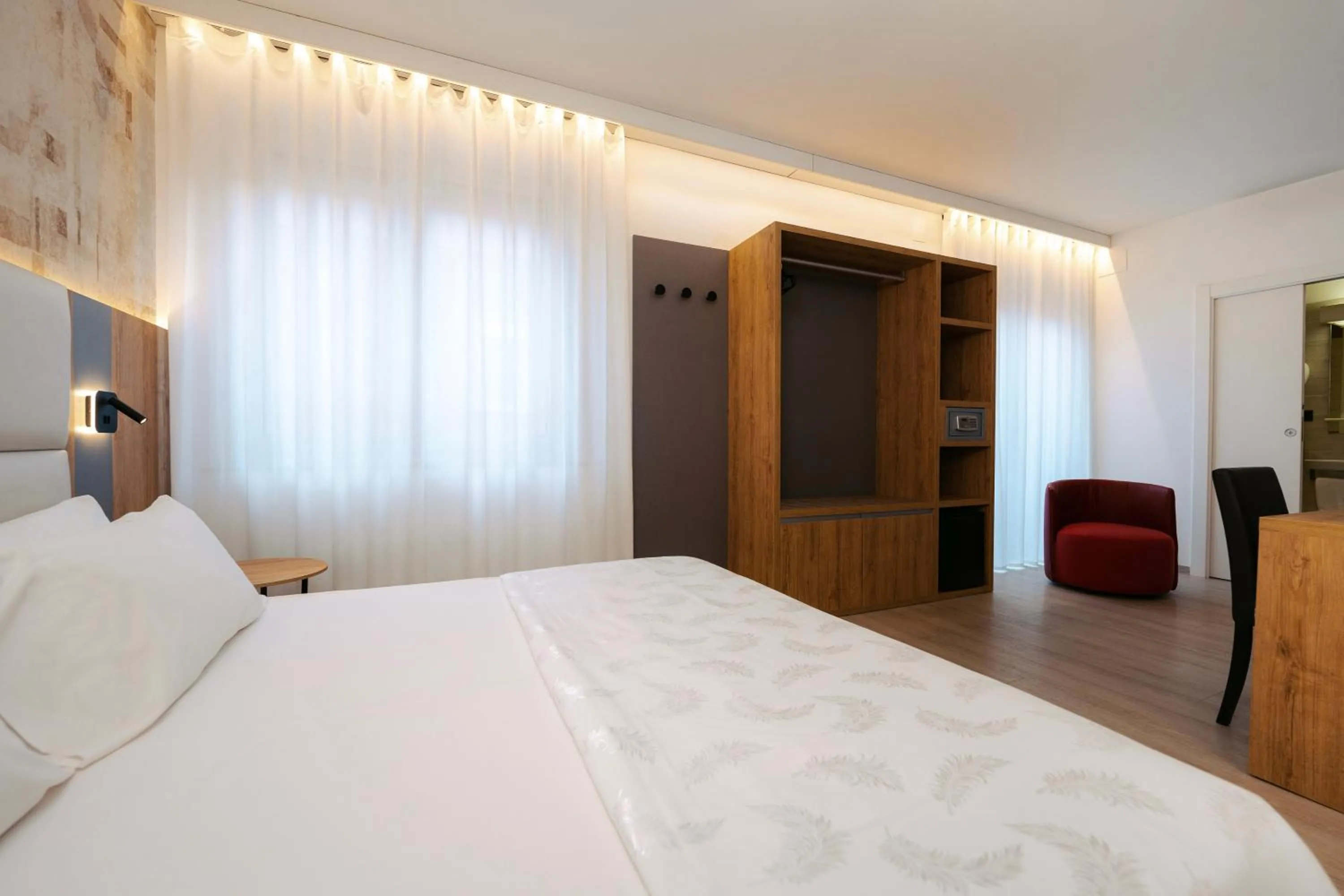 Photo of the whole room, Bed in Hotel Everest