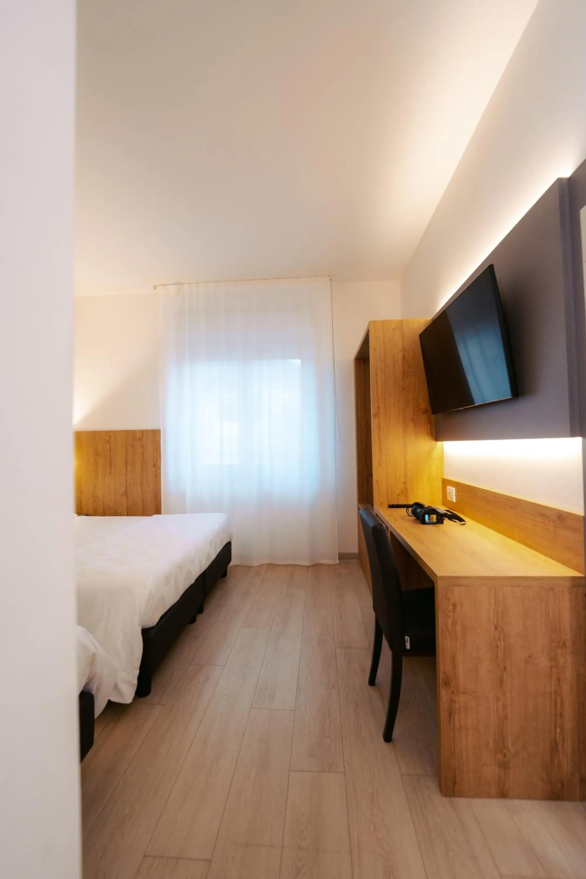 Photo of the whole room, Bed in Hotel Everest