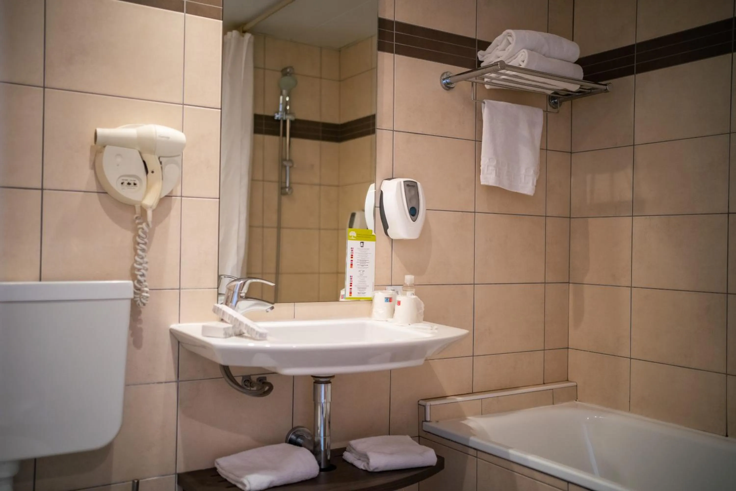 Shower in Hôtel Miramont