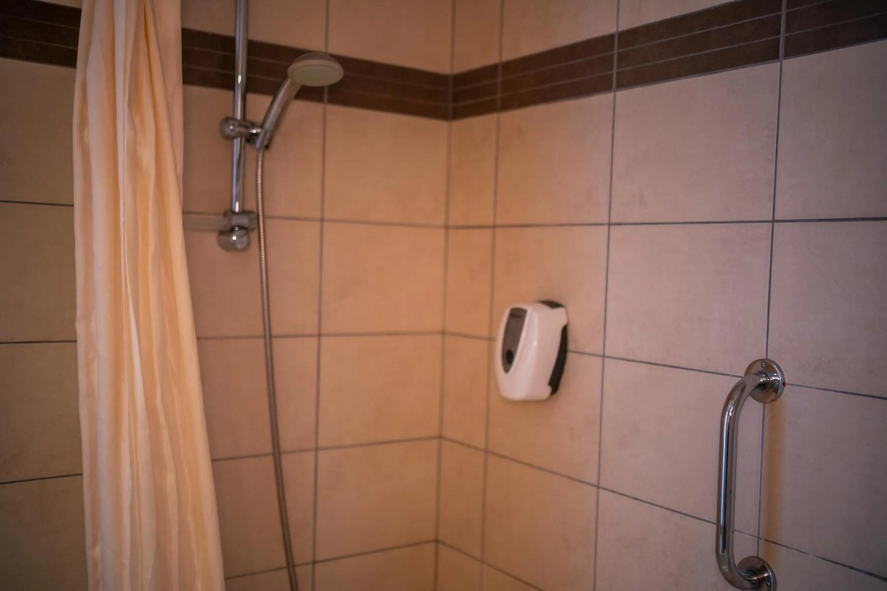 Shower in Hôtel Miramont