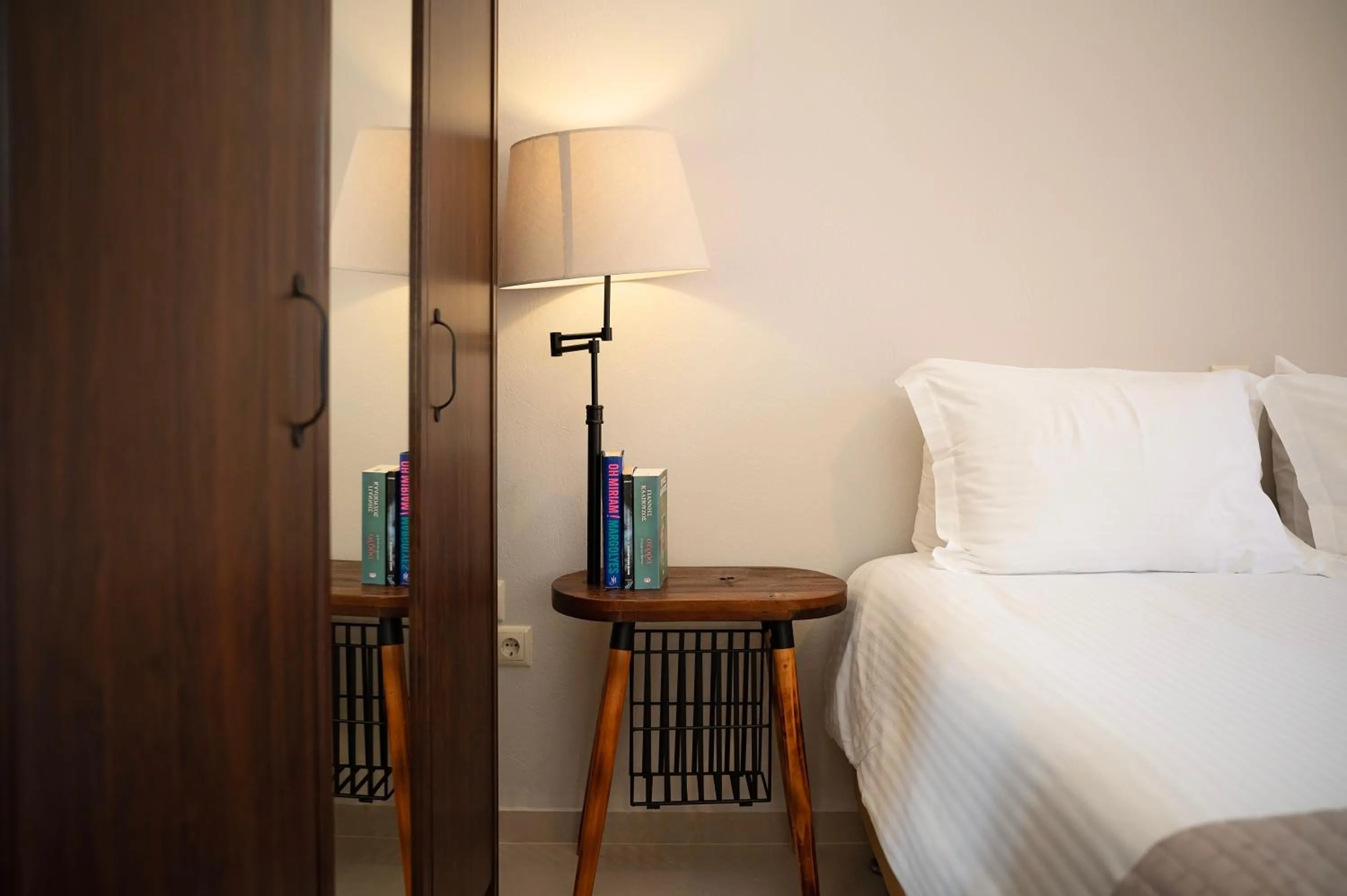 Photo of the whole room in Avra