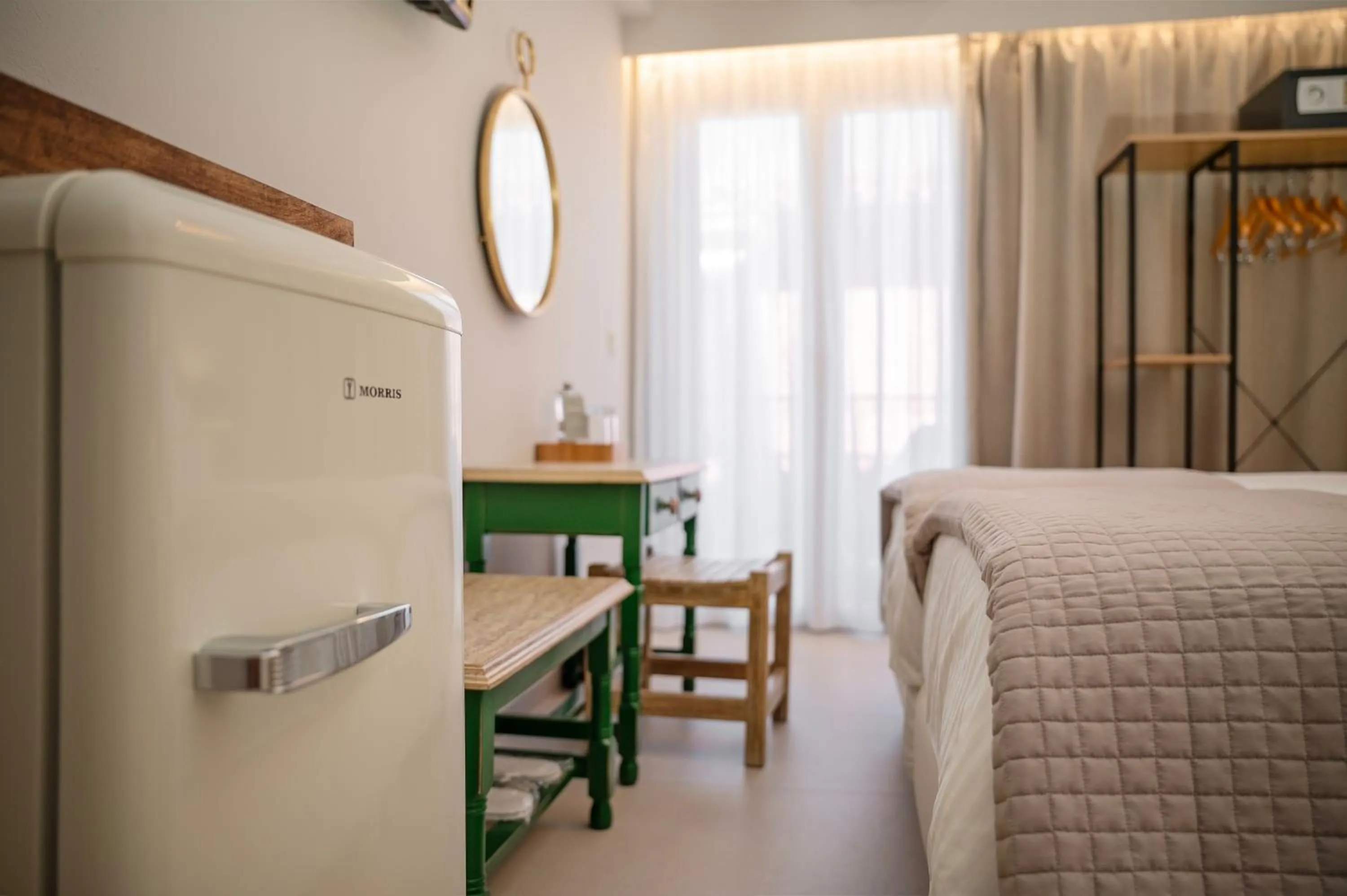 Photo of the whole room in Avra