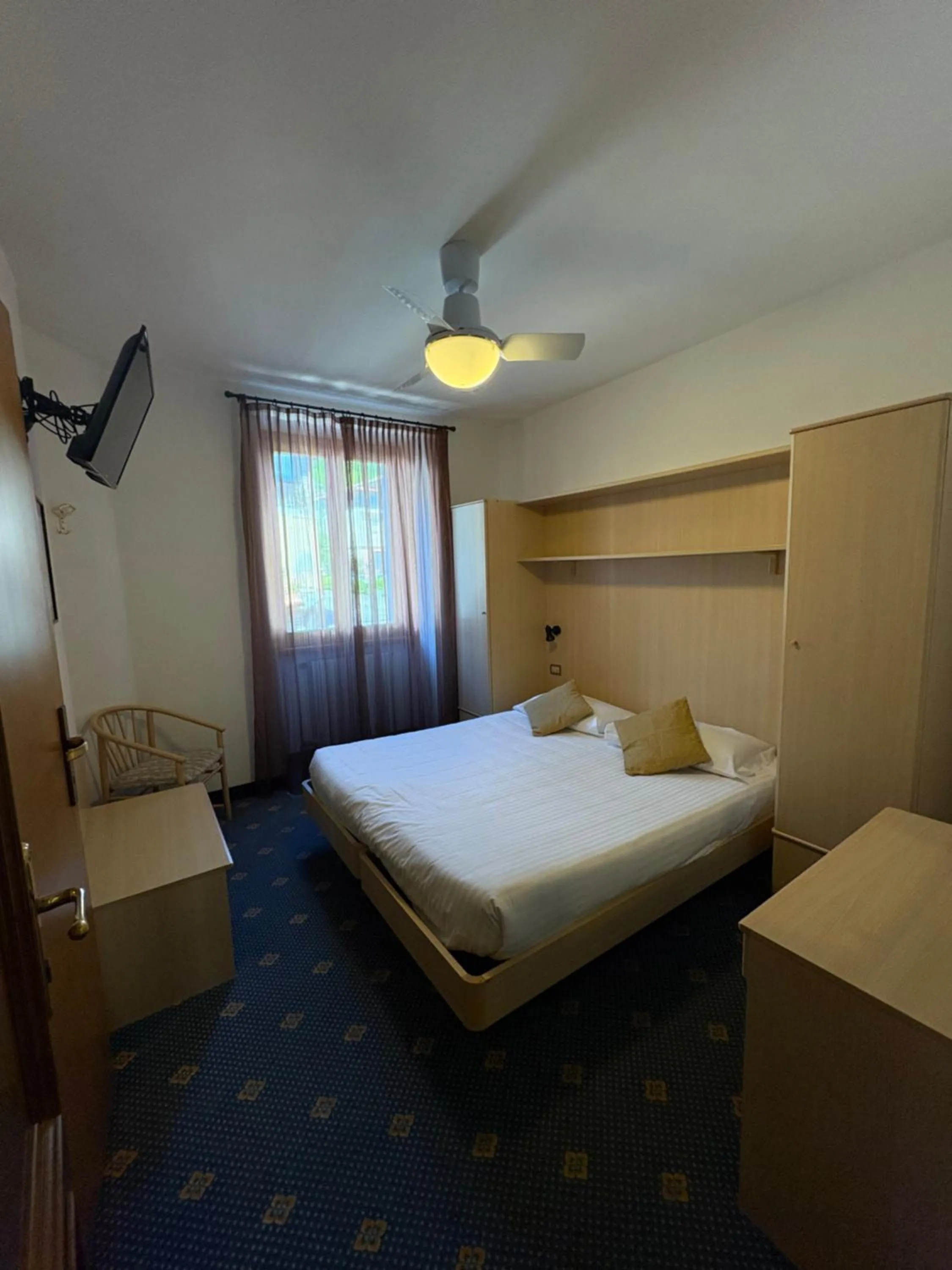 TV and multimedia, Bed in Garnì Hotel Tignale