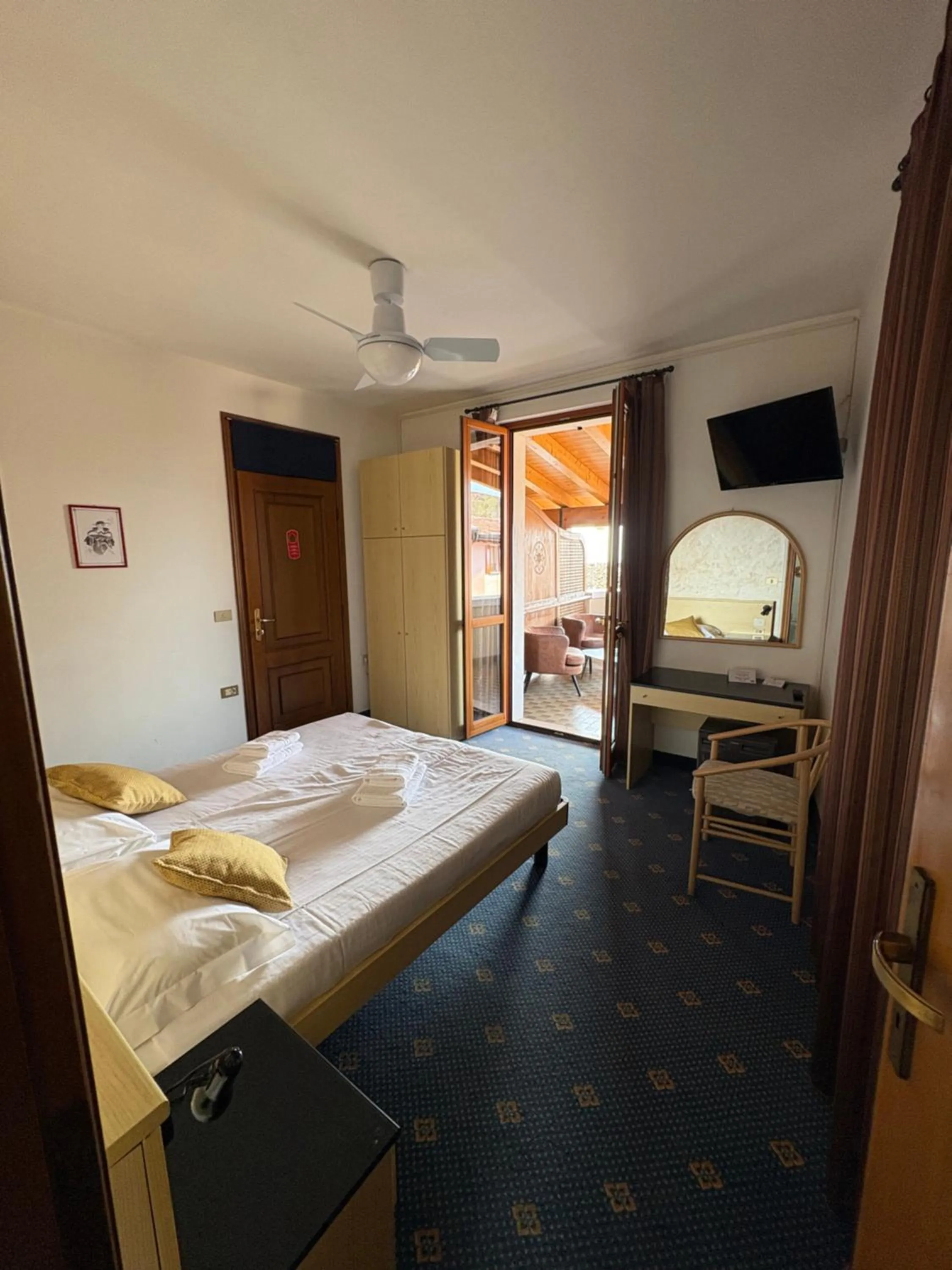 TV and multimedia, Bed in Garnì Hotel Tignale