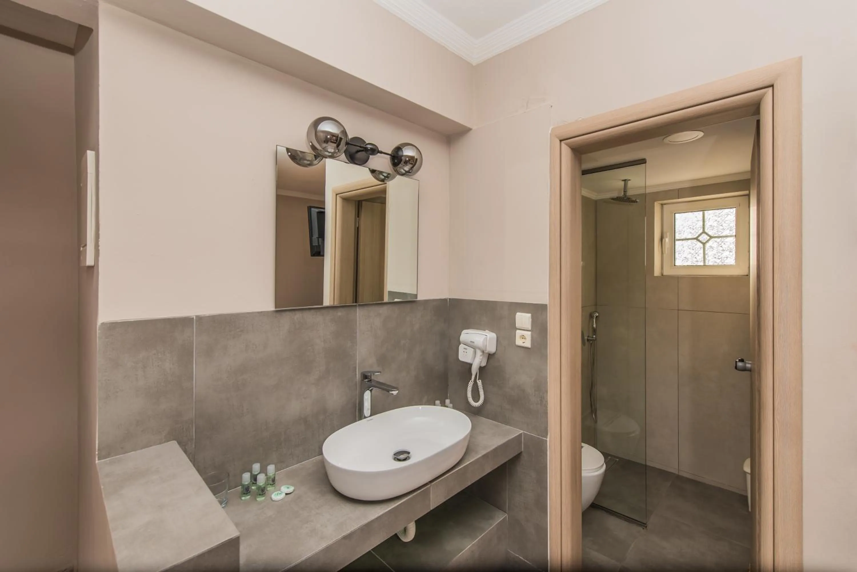 Shower in Planos Beach Hotel