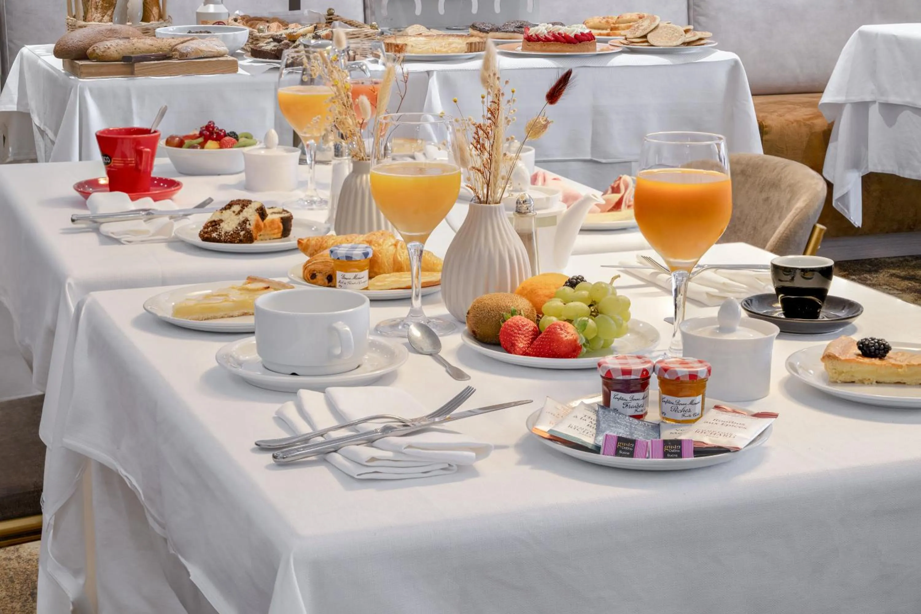 Buffet breakfast in Hôtel Eliseo