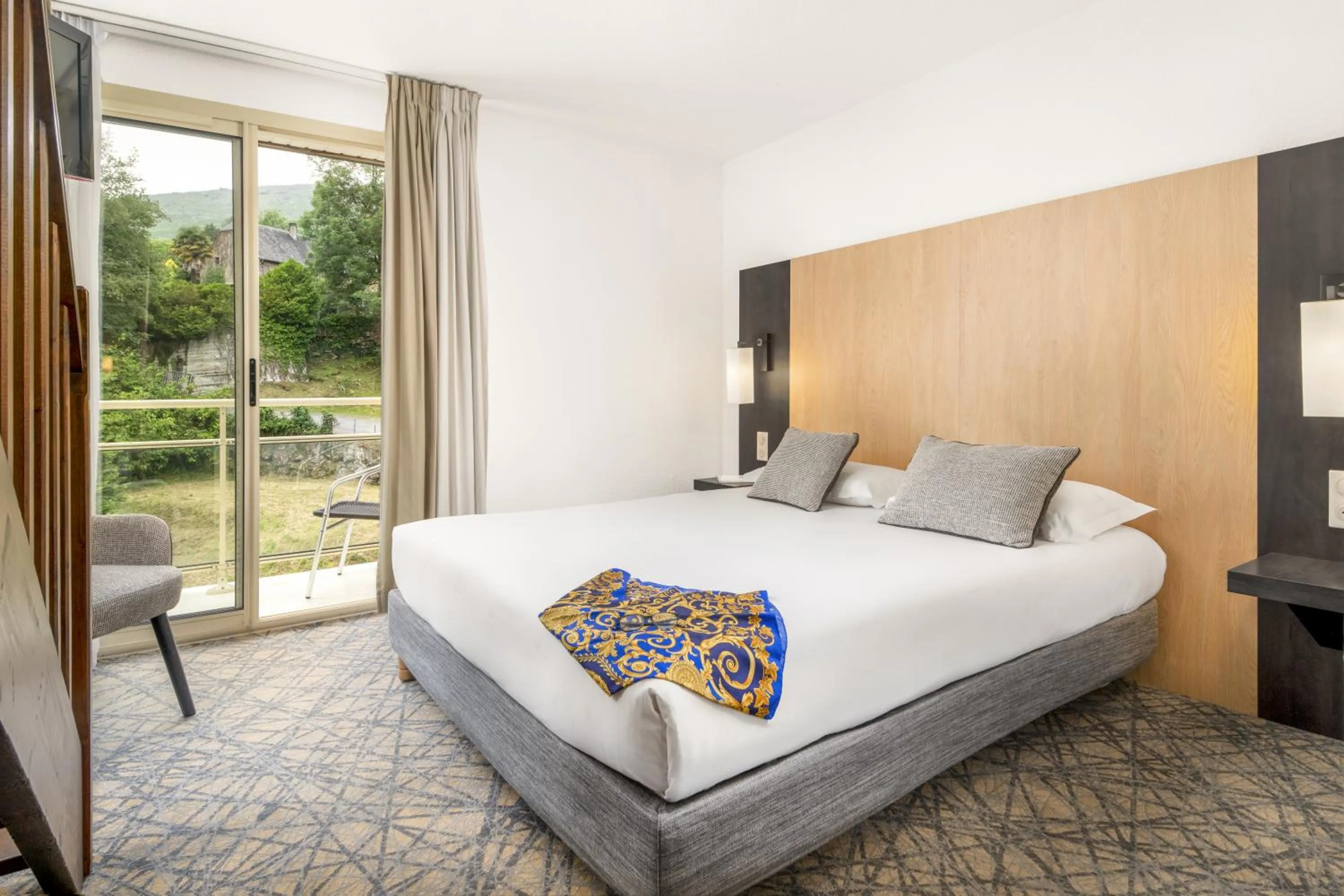 Bedroom, Bed in Hôtel Eliseo