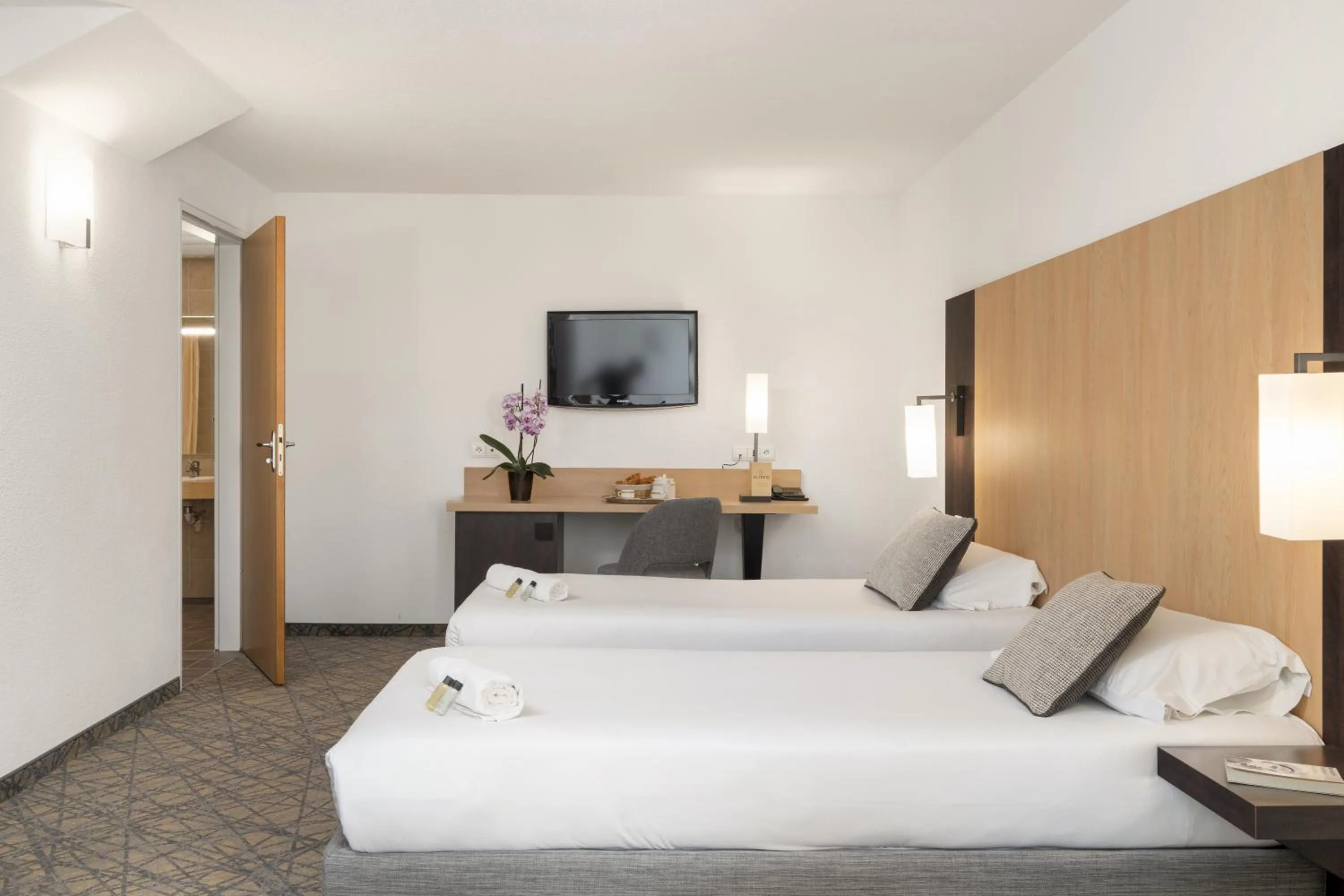 Bedroom, Bed in Hôtel Eliseo