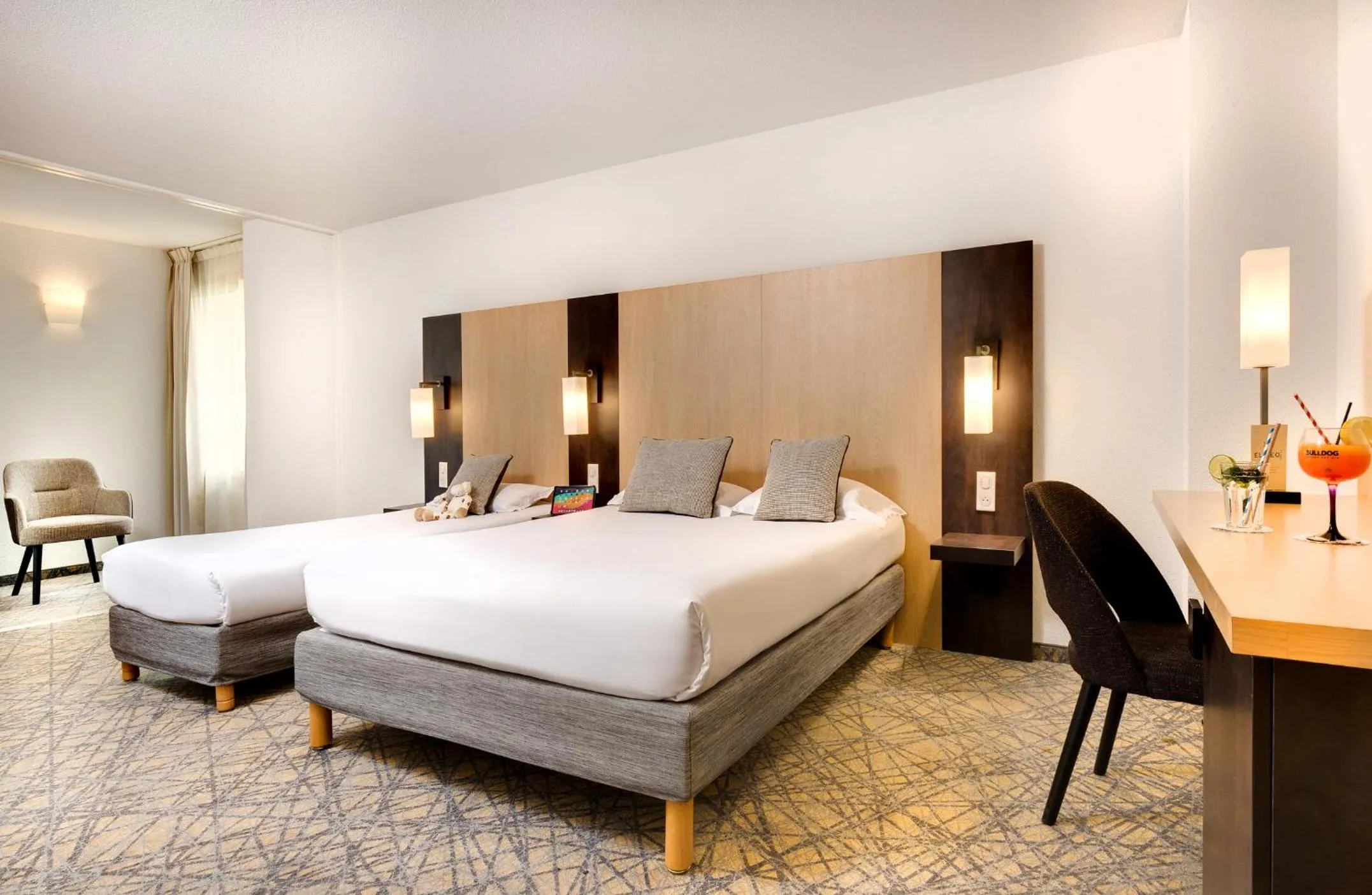 Bedroom, Bed in Hôtel Eliseo