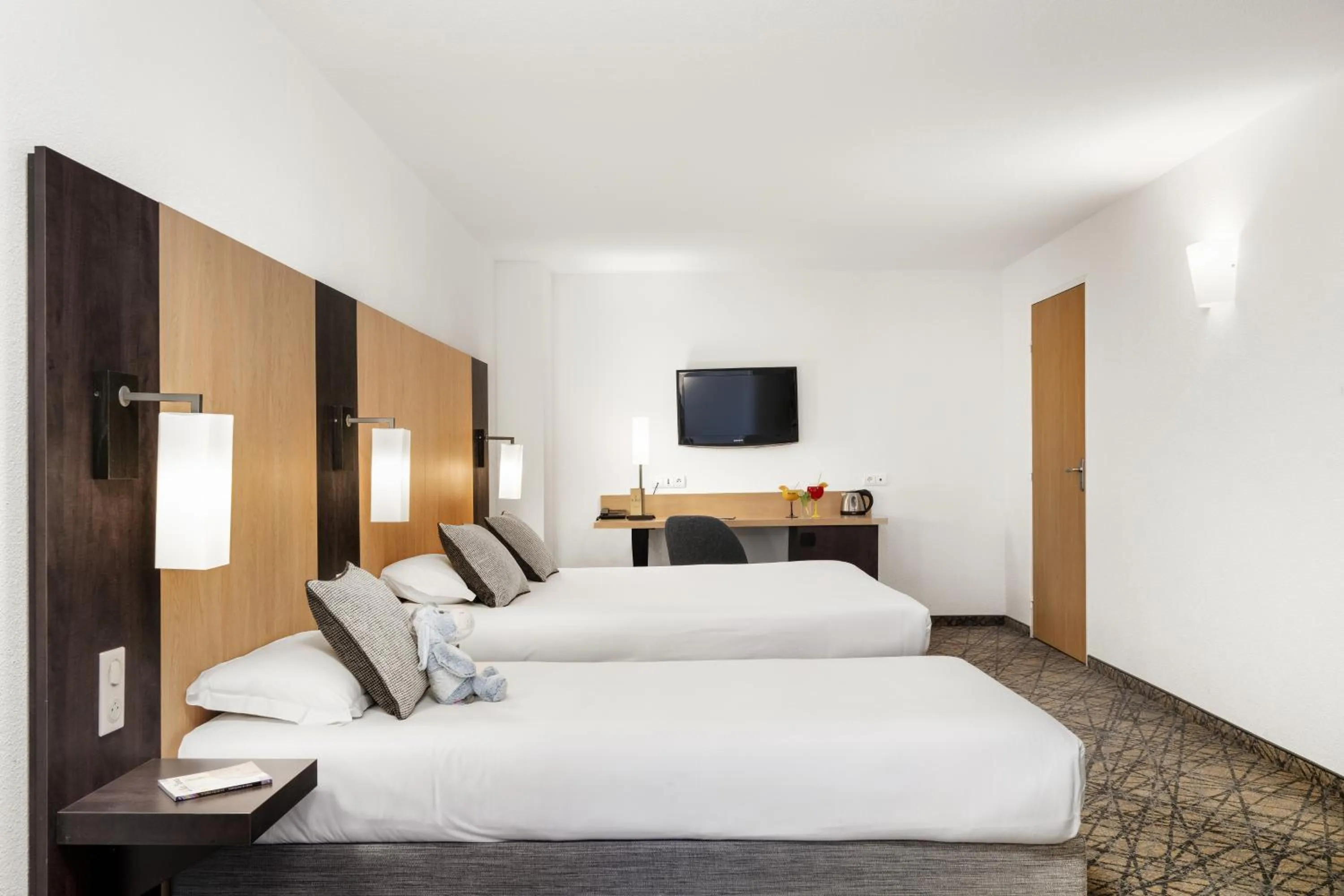 Bedroom, Bed in Hôtel Eliseo