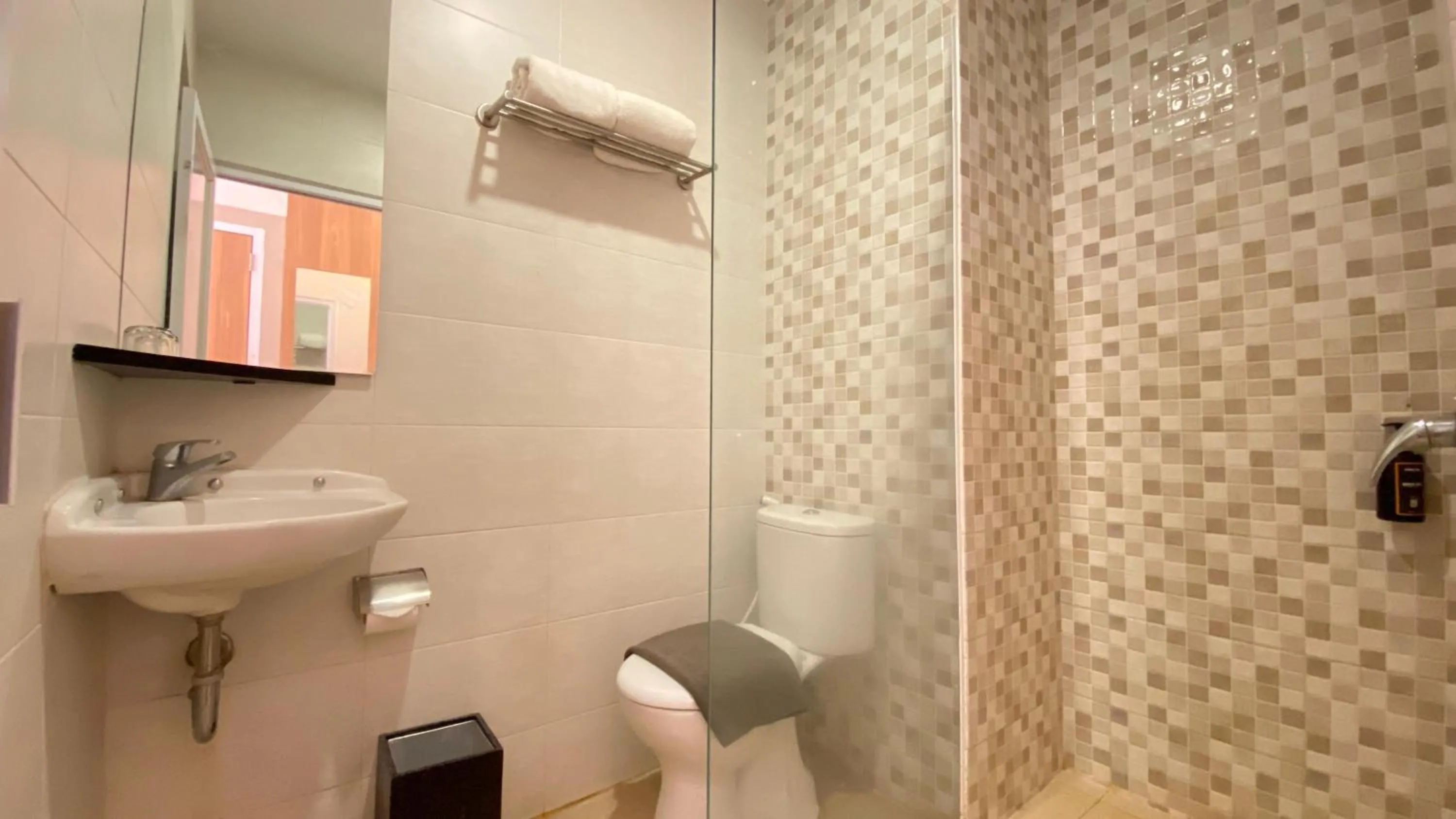 Front One Hotel Airport Solo