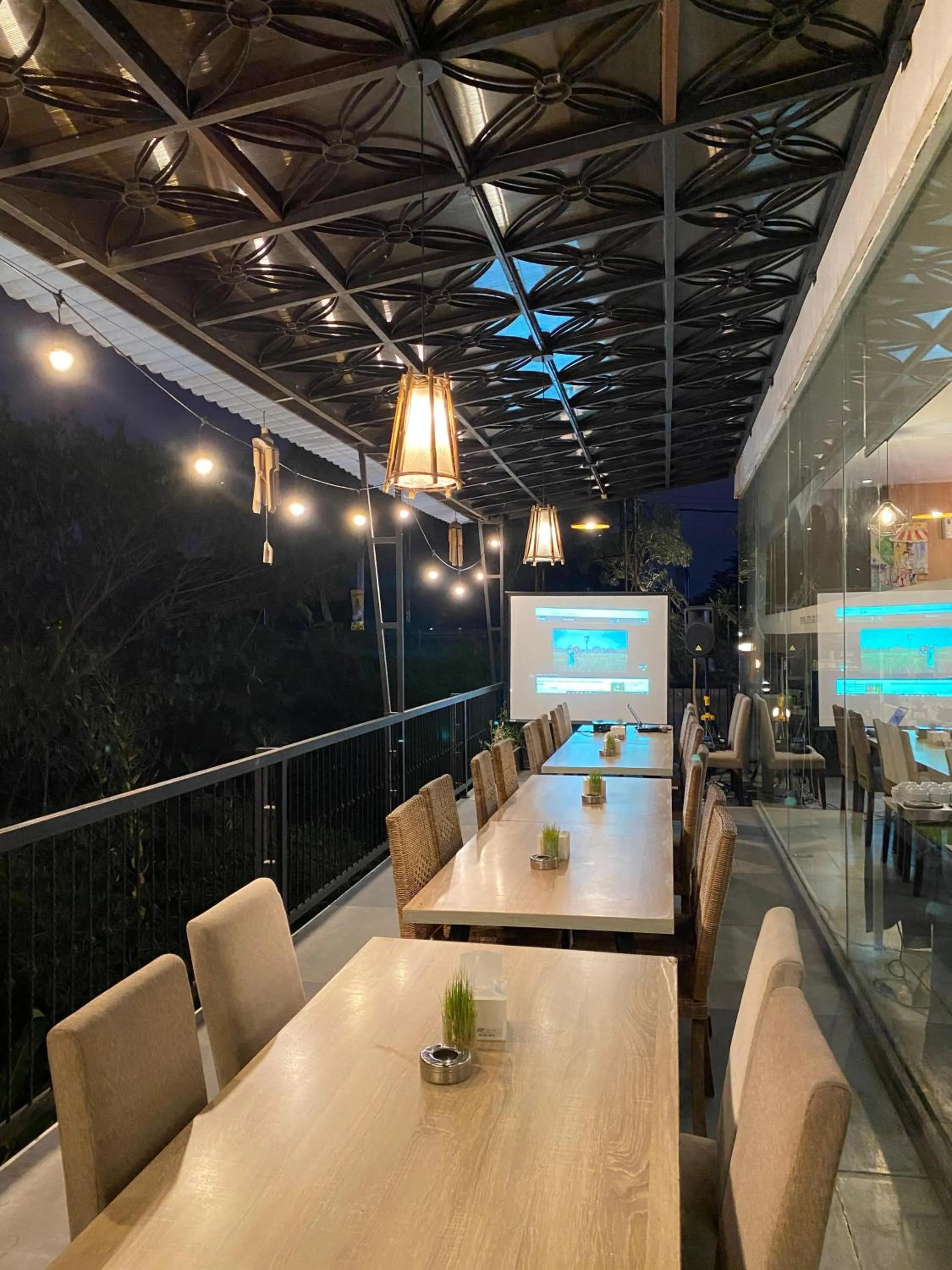 Restaurant/places to eat in Front One Hotel Airport Solo