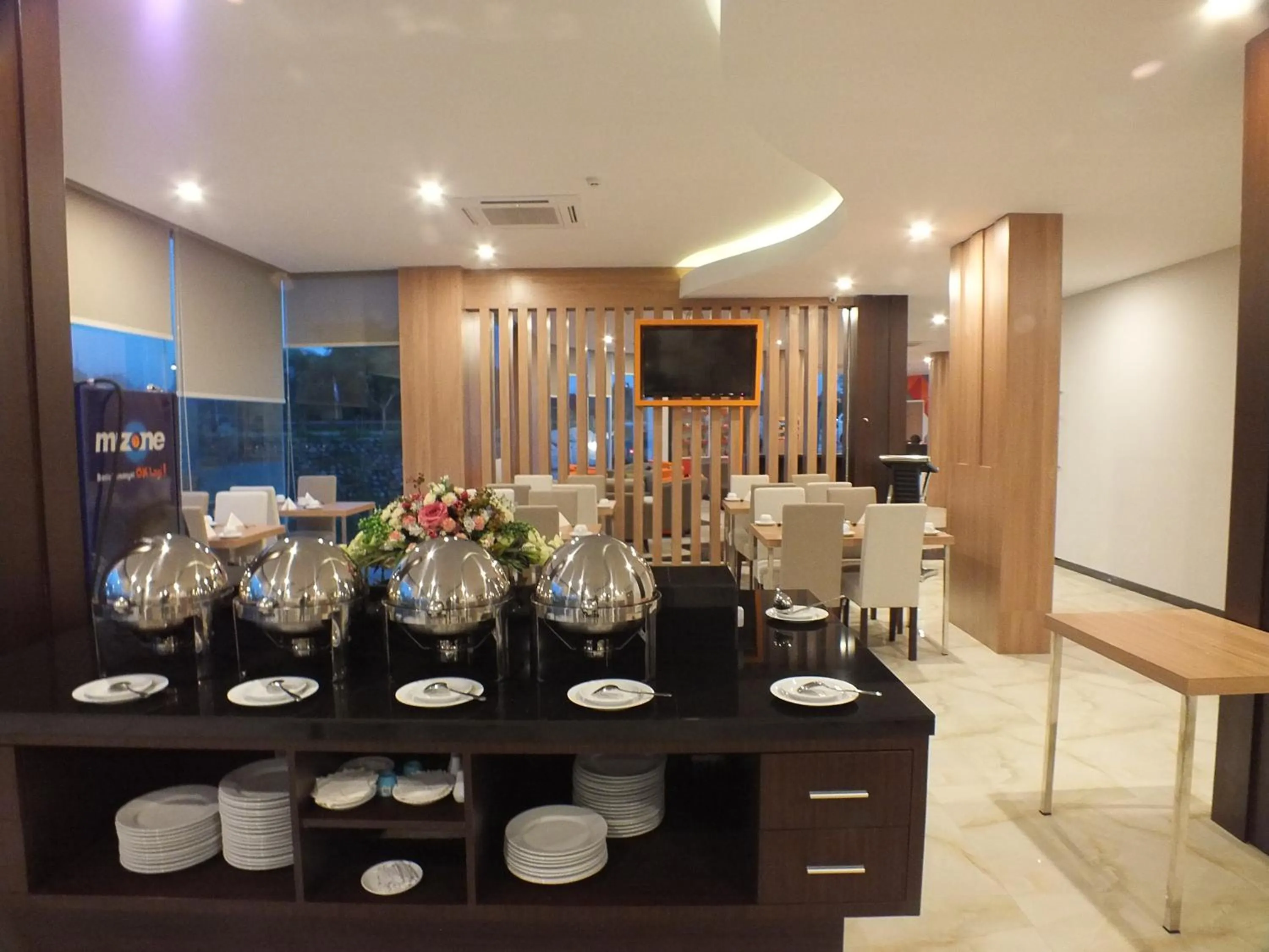 Dining area in Front One Hotel Airport Solo