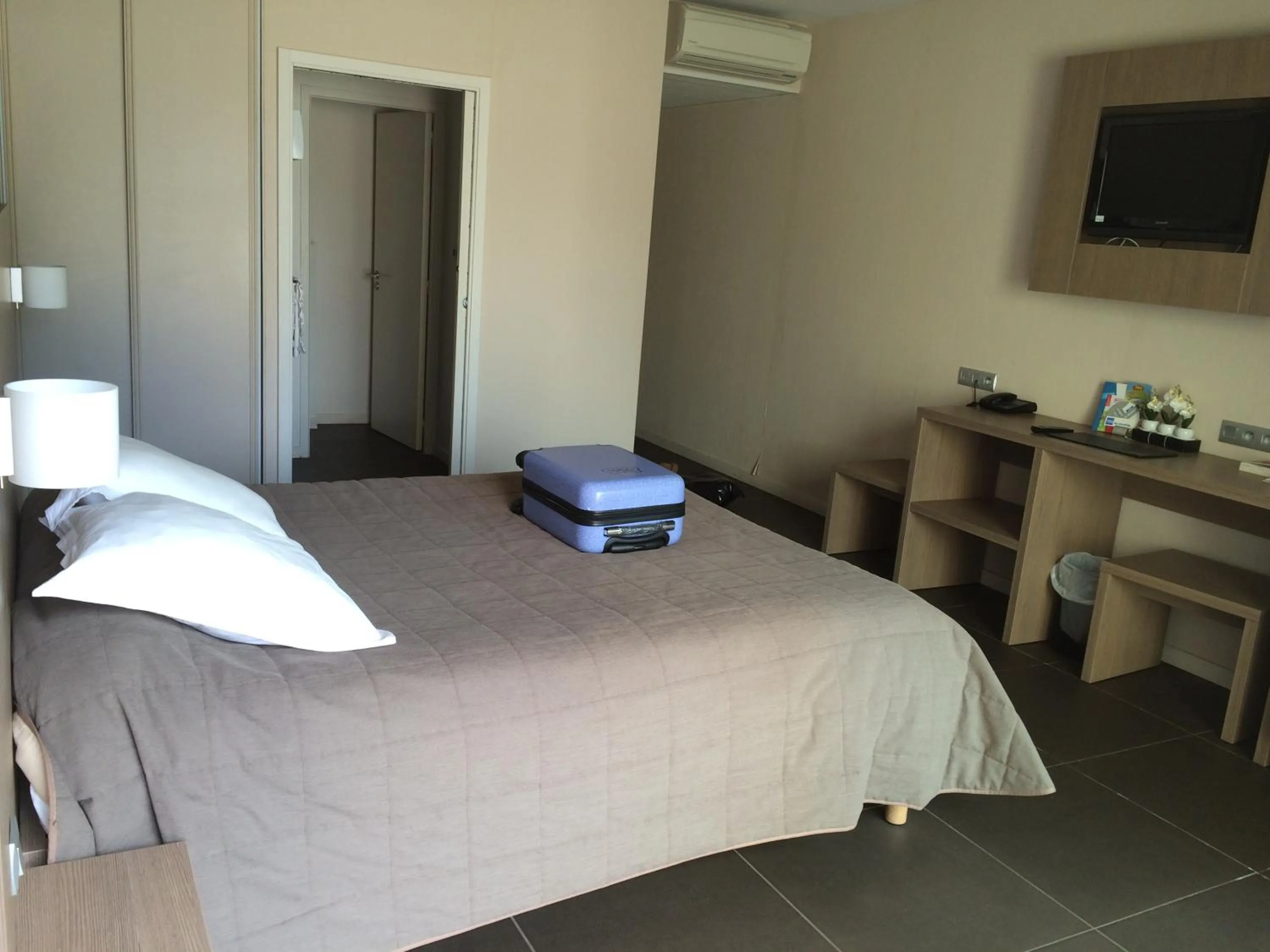 Photo of the whole room, Bed in The Originals City, Hôtel de France, Bessines-sur-Gartempe