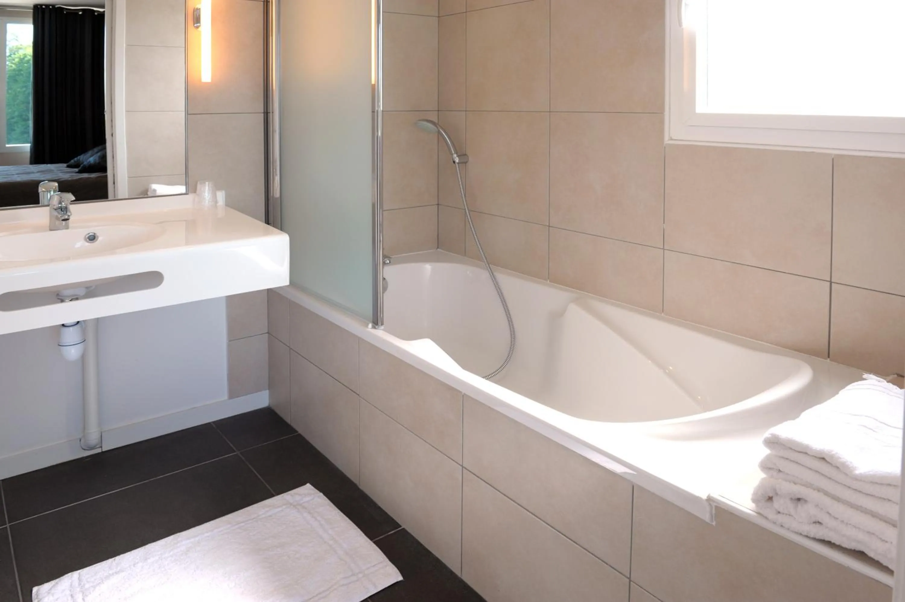 Bathroom in The Originals City, Hôtel de France, Bessines-sur-Gartempe