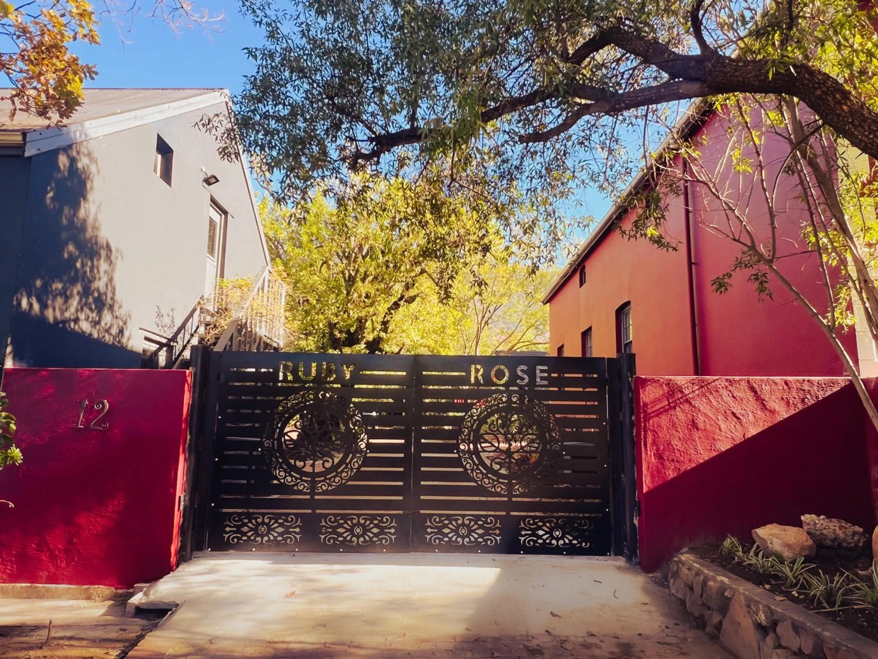 Facade/entrance in Ruby Rose