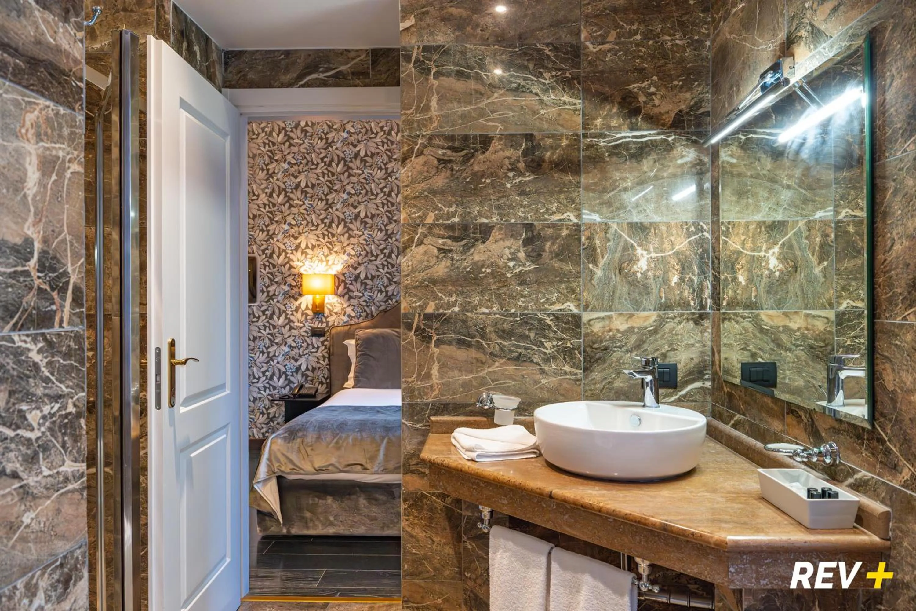 Bathroom in Via Veneto Suites