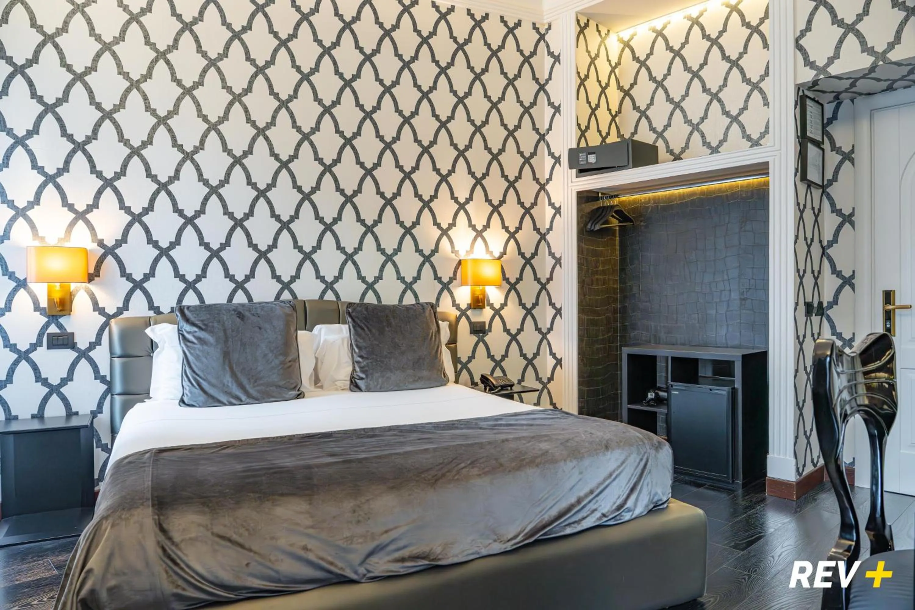 Photo of the whole room, Bed in Via Veneto Suites