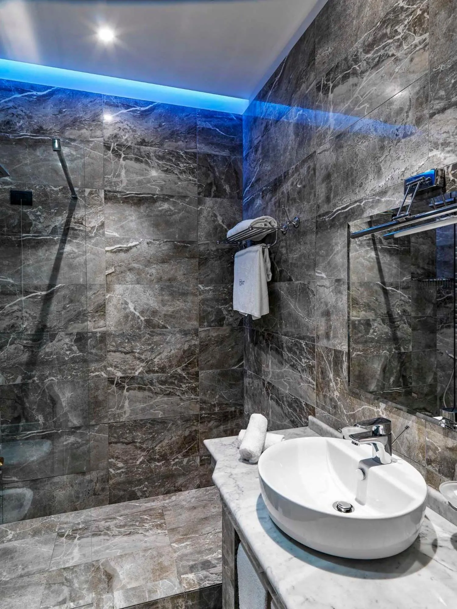 Bathroom in Via Veneto Suites