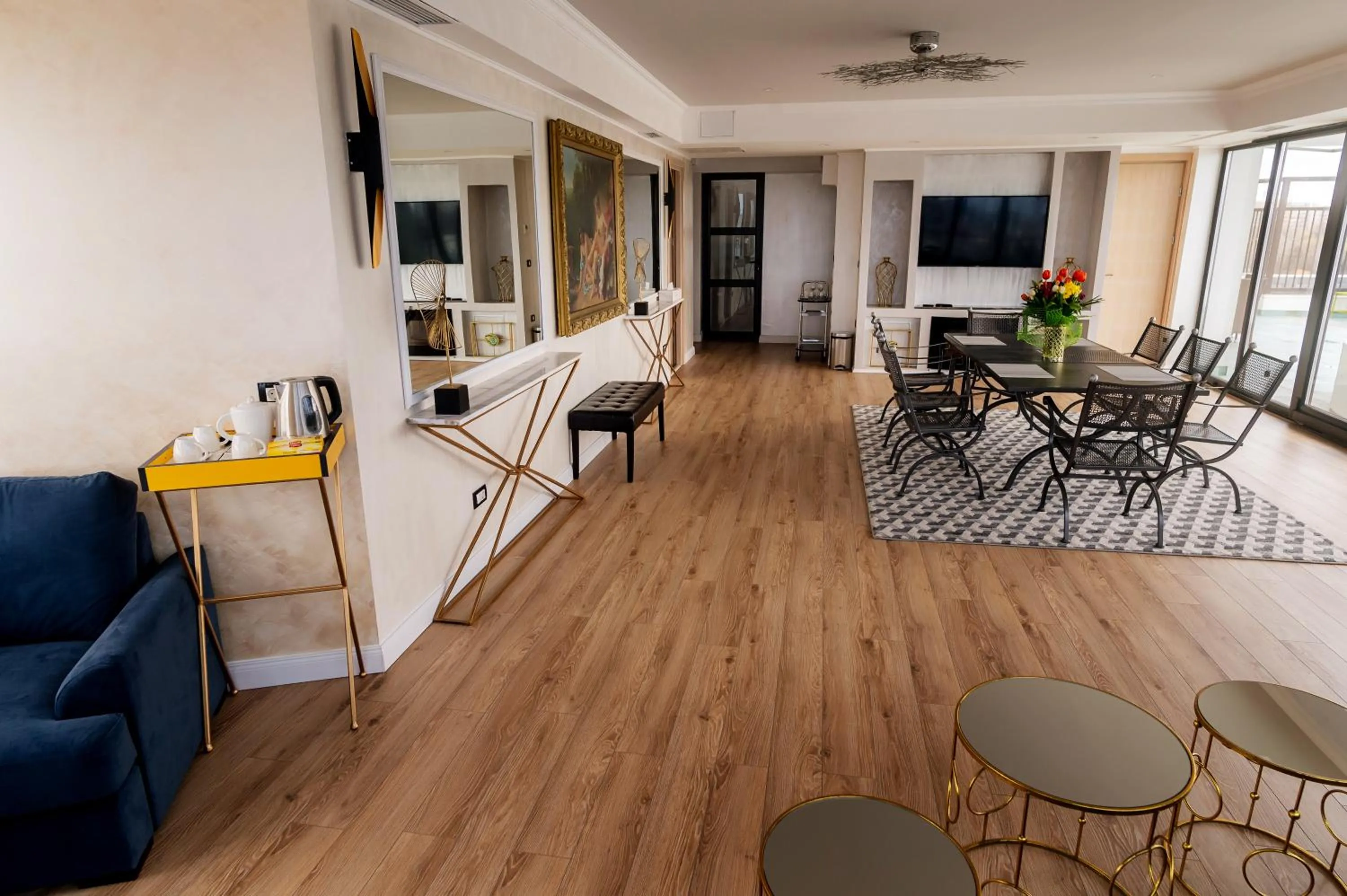 Dining area in Brater Luxury