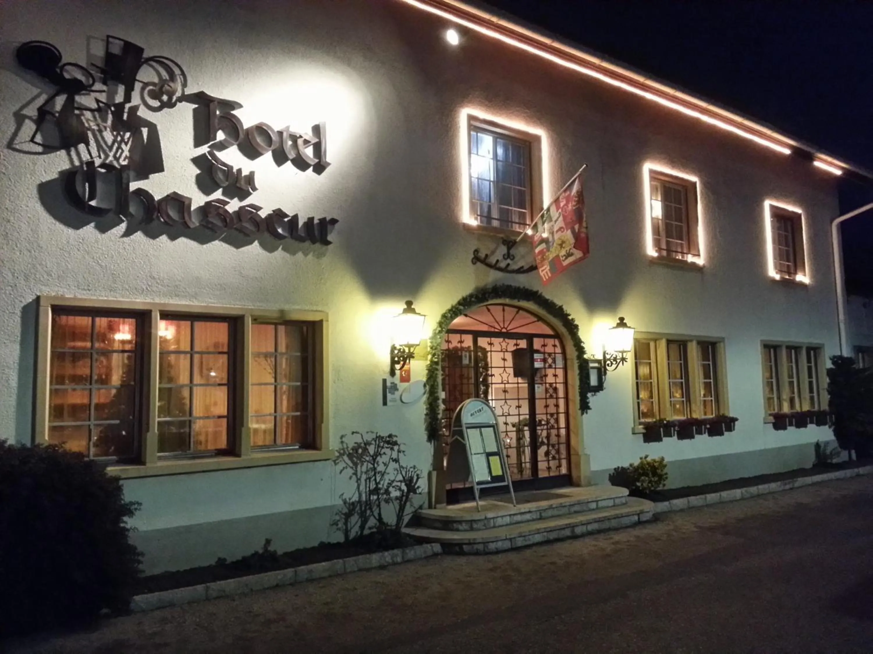 Facade/entrance in Hôtel du Chasseur