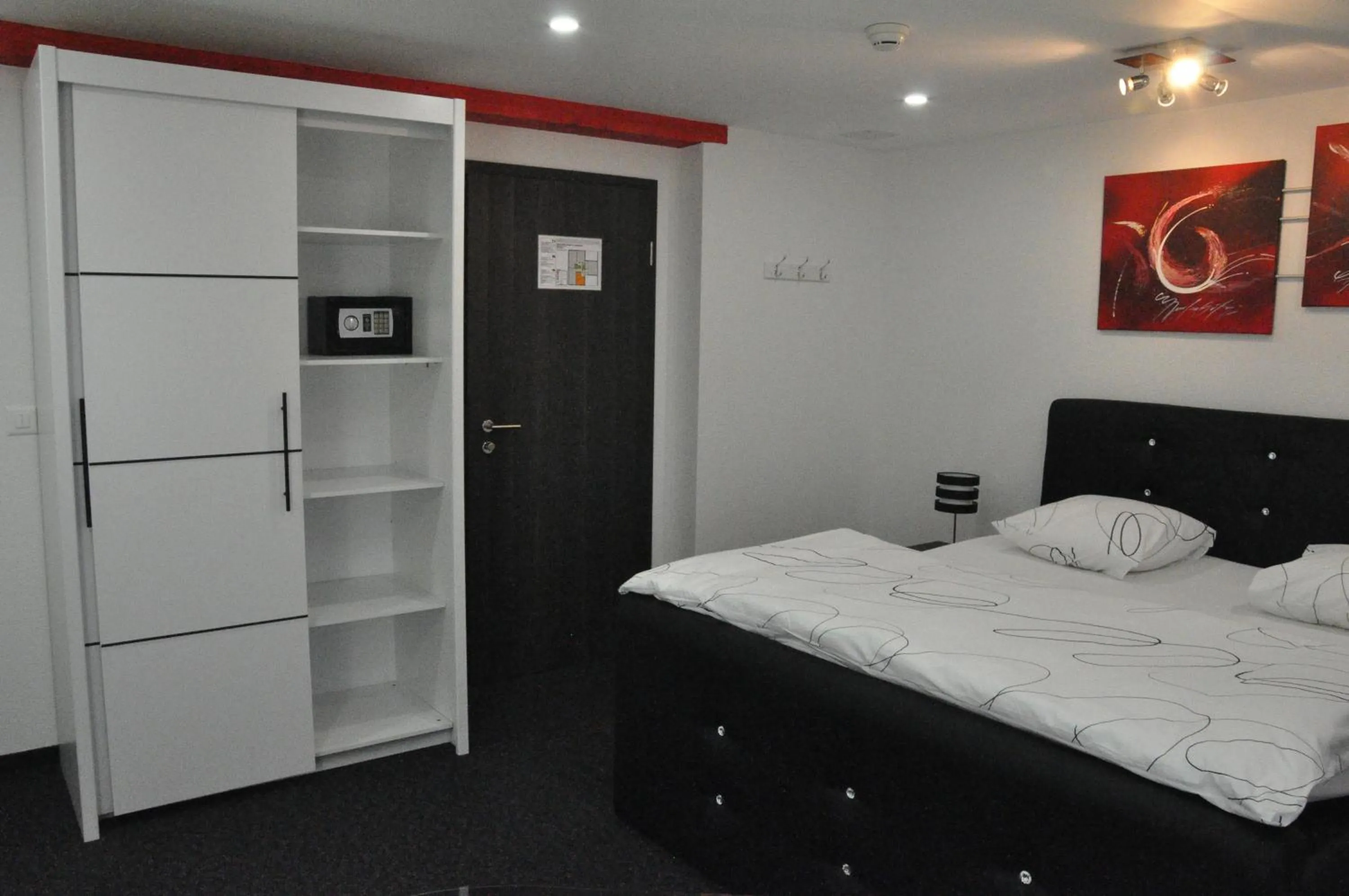 Bed in Hôtel du Chasseur