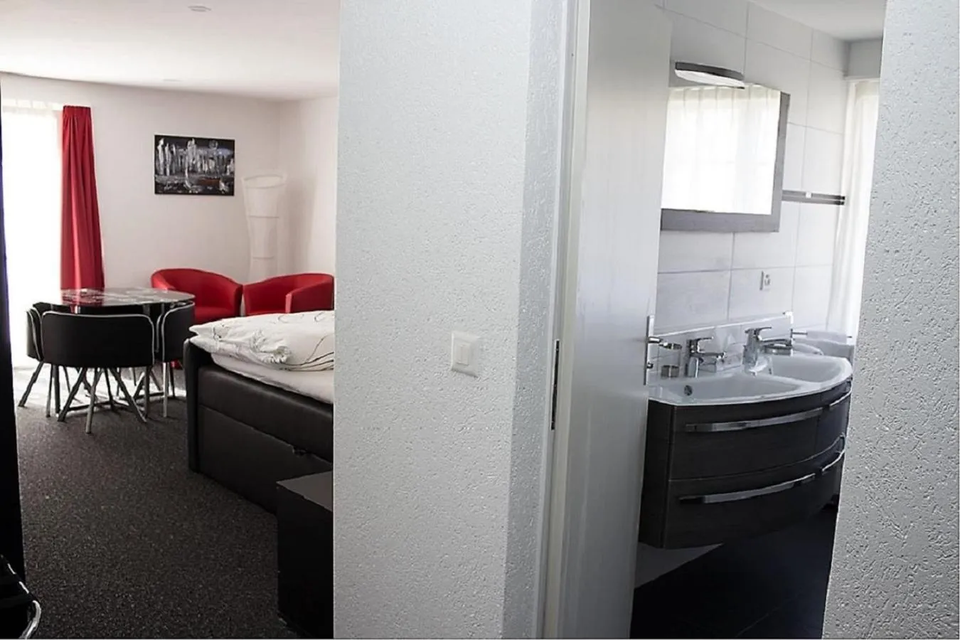 Photo of the whole room, Bed in Hôtel du Chasseur