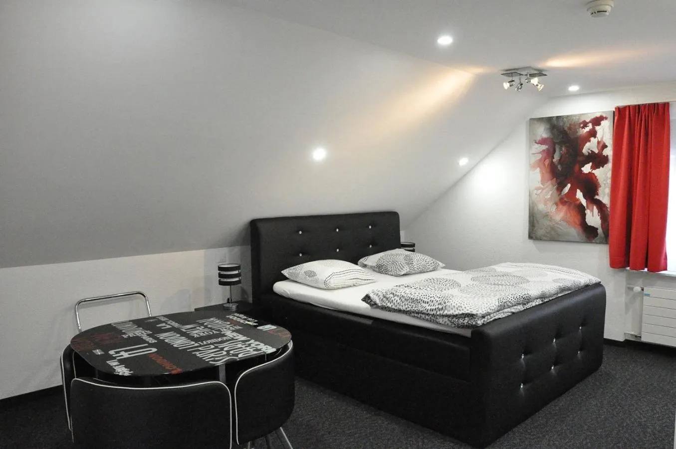 Photo of the whole room, Bed in Hôtel du Chasseur