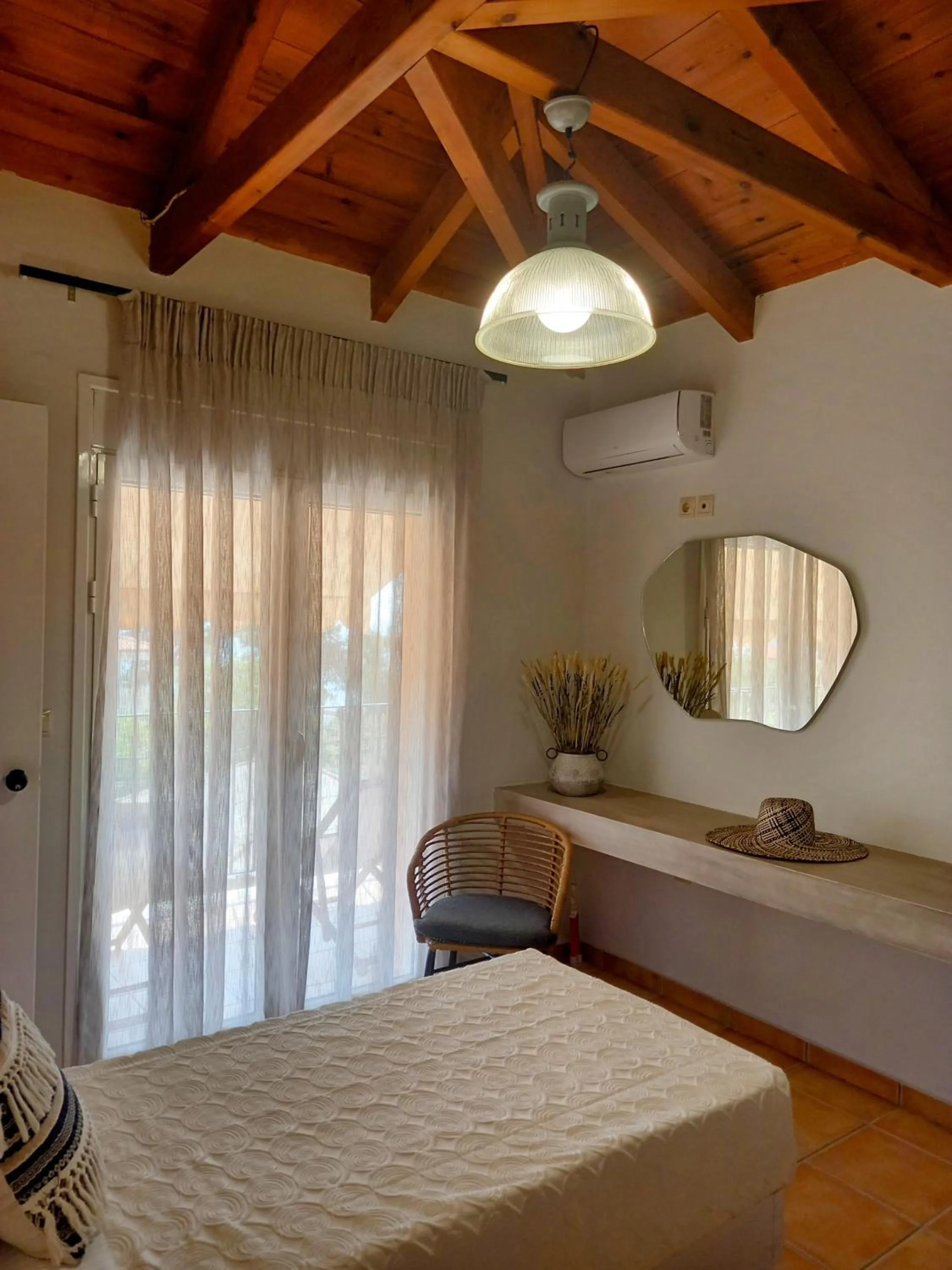 Bedroom, Bed in Alexander Apartments