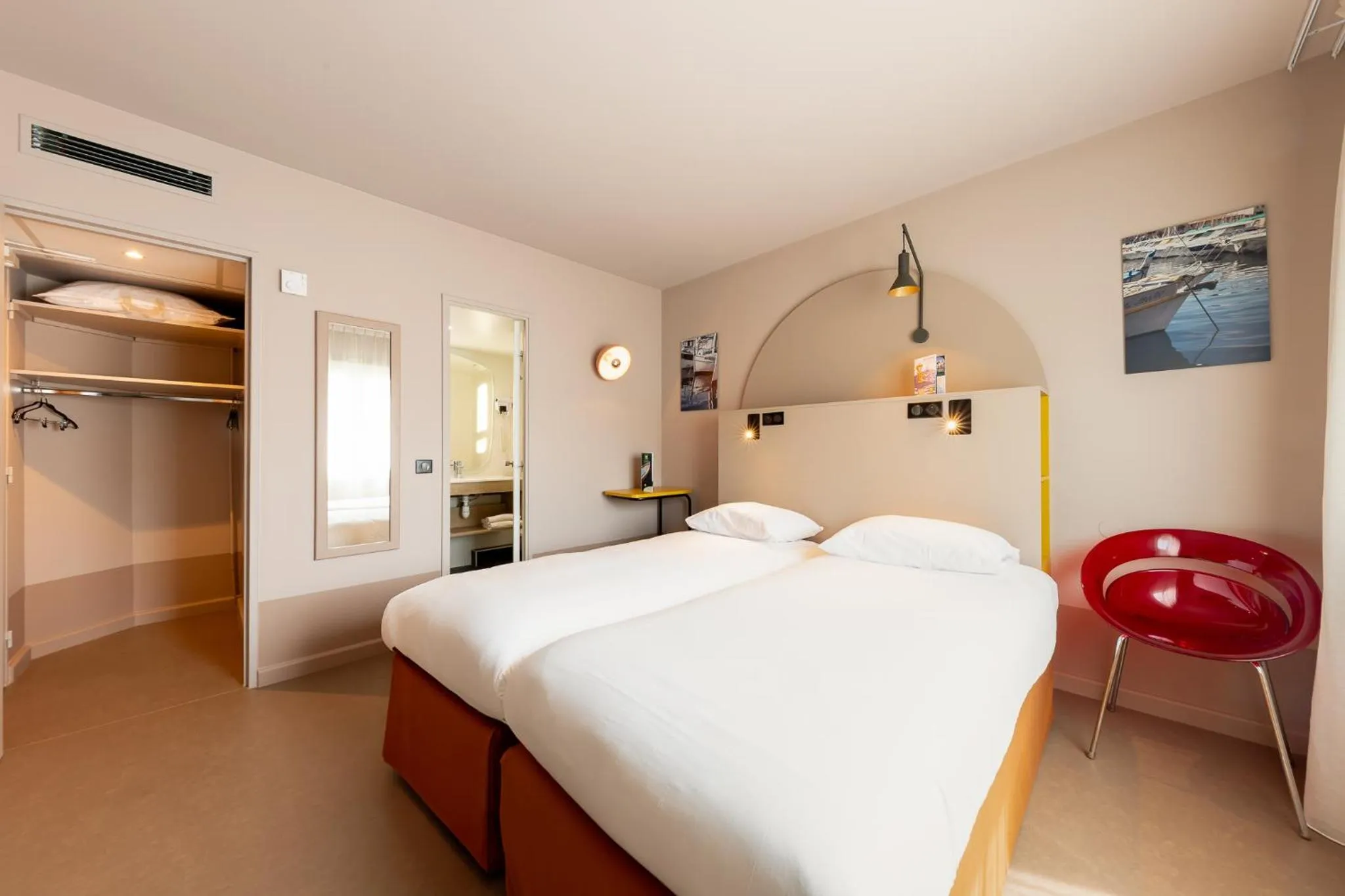 air conditioner, Bed in ibis Styles Marseille Centre Prado Place Castellane