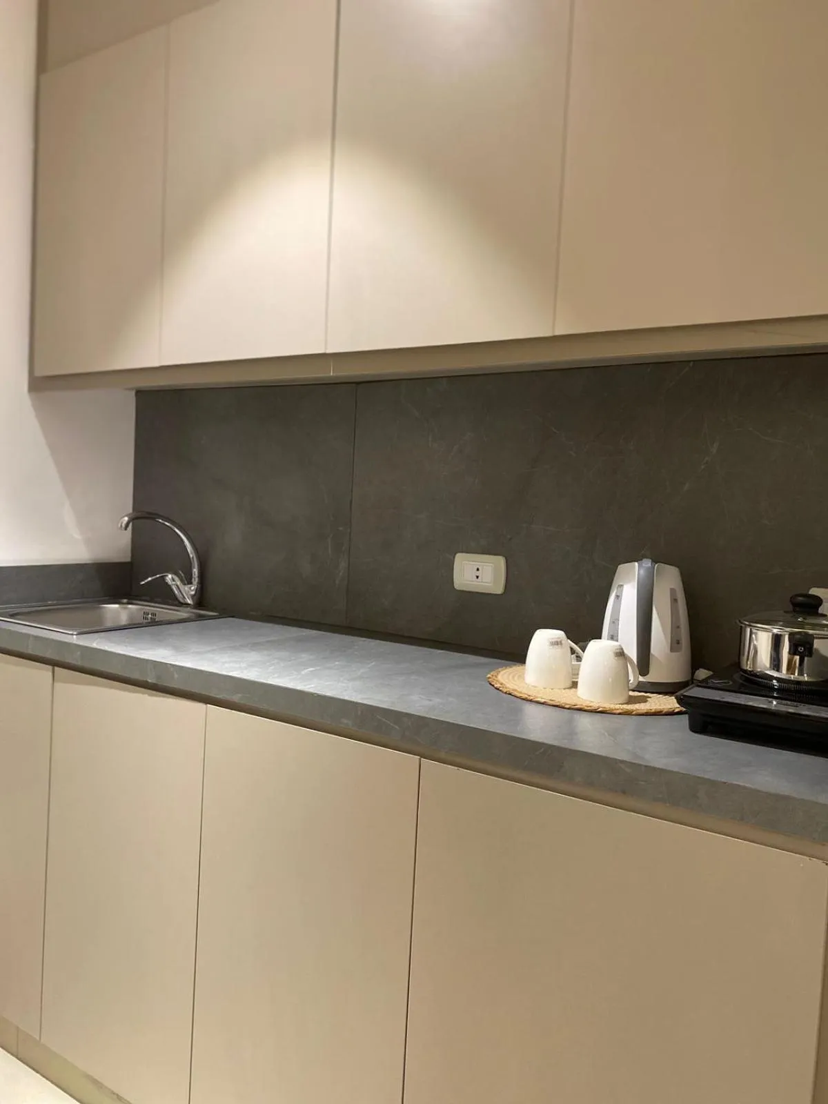 Kitchen/Kitchenette in Gardens Hotel