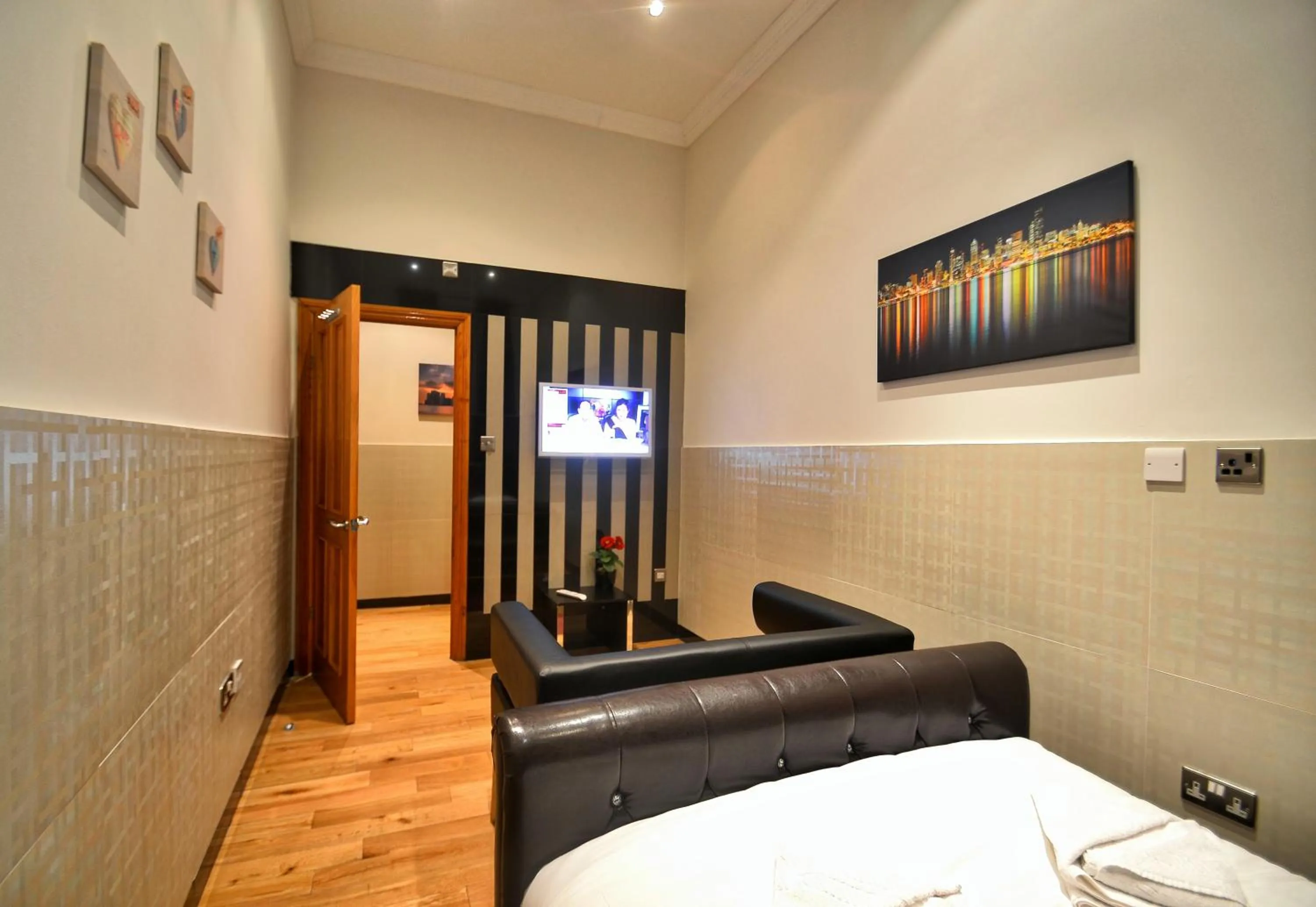 Bedroom, Bed in Hyde Park Apartments