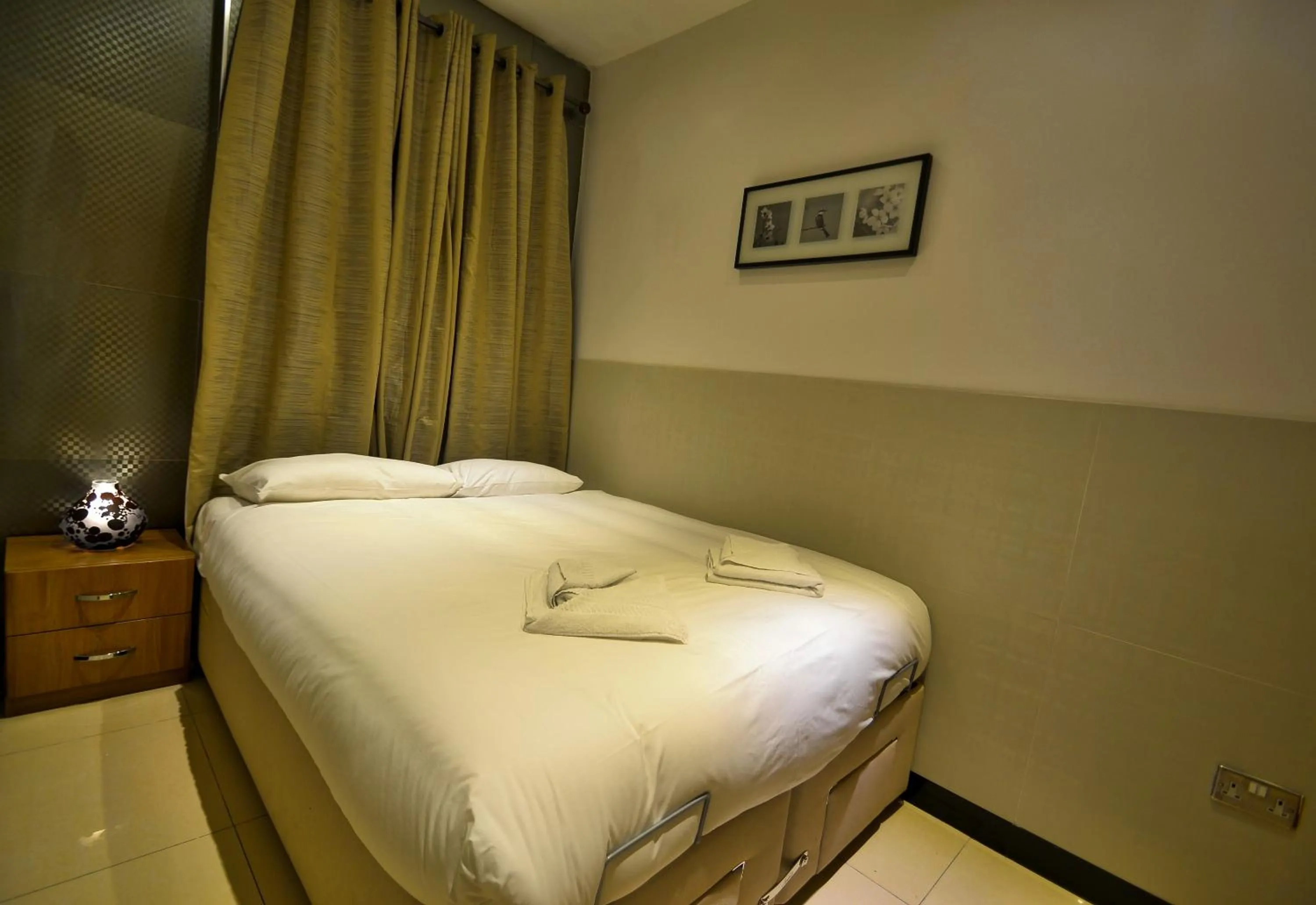 Bedroom, Bed in Hyde Park Apartments