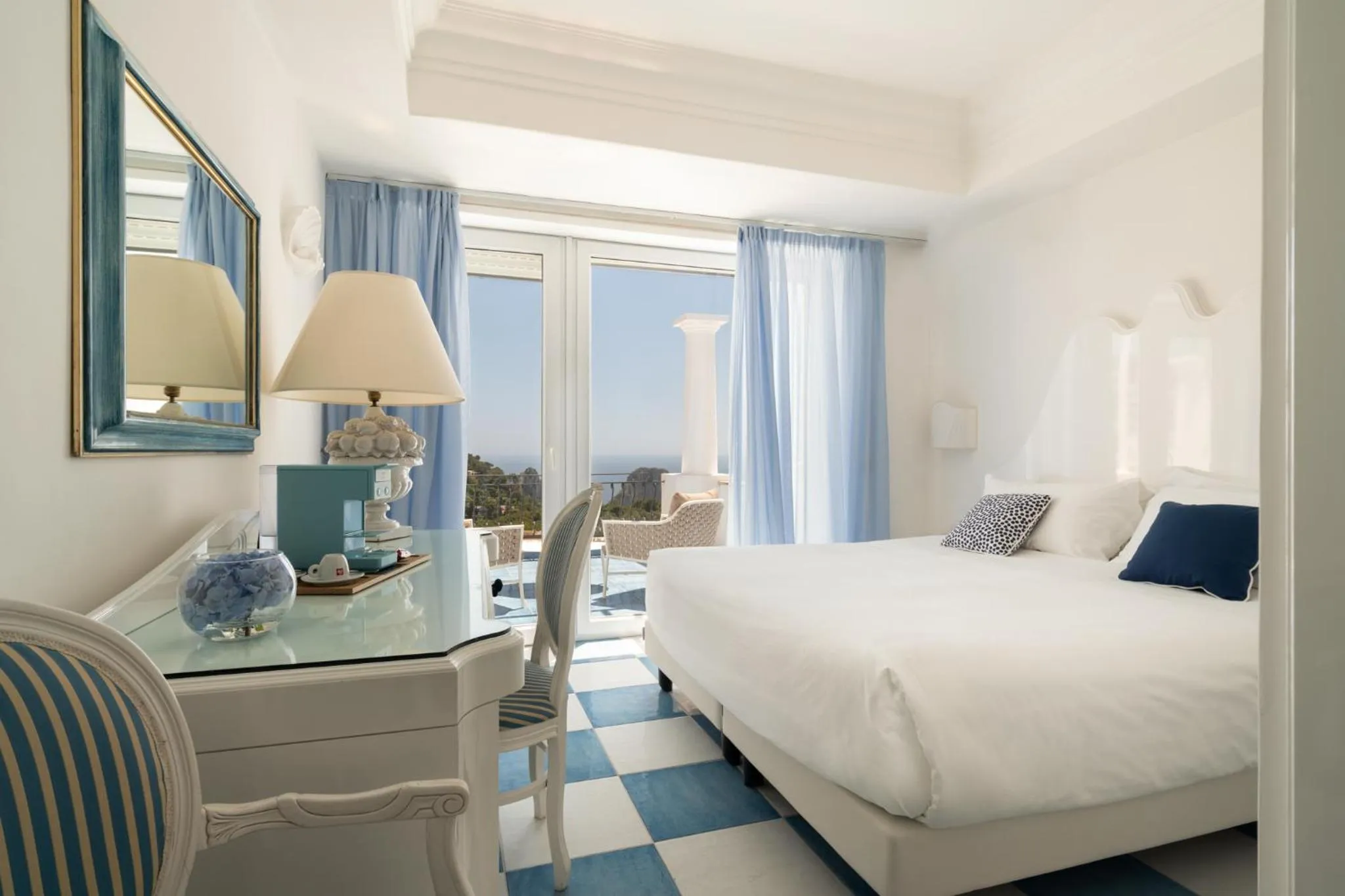 View (from property/room), Bed in La Residenza Capri