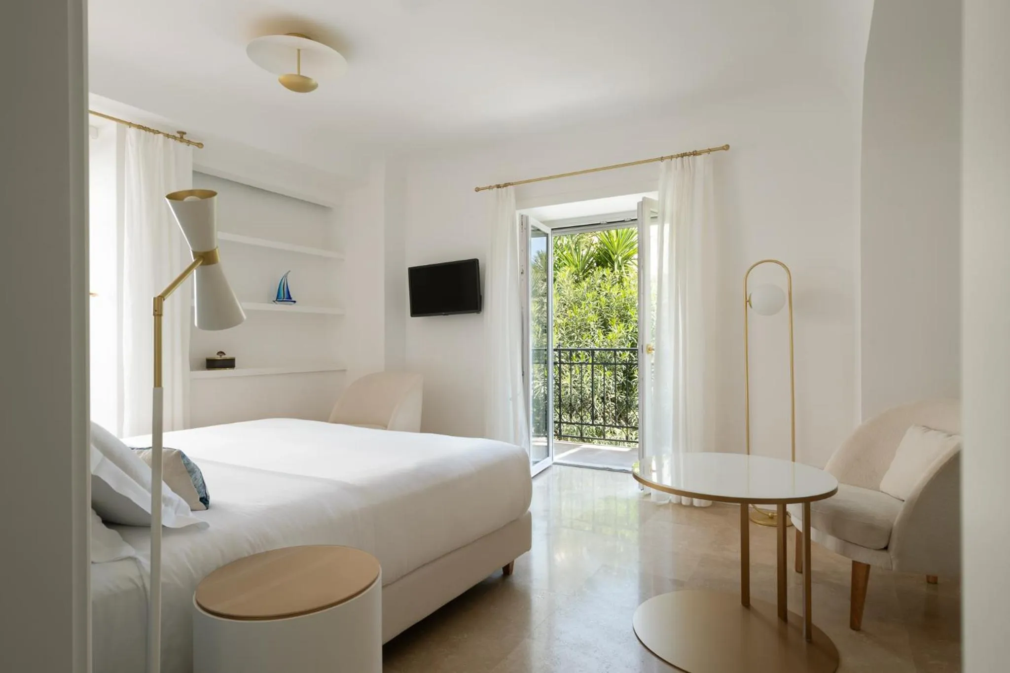 Photo of the whole room, Bed in La Residenza Capri