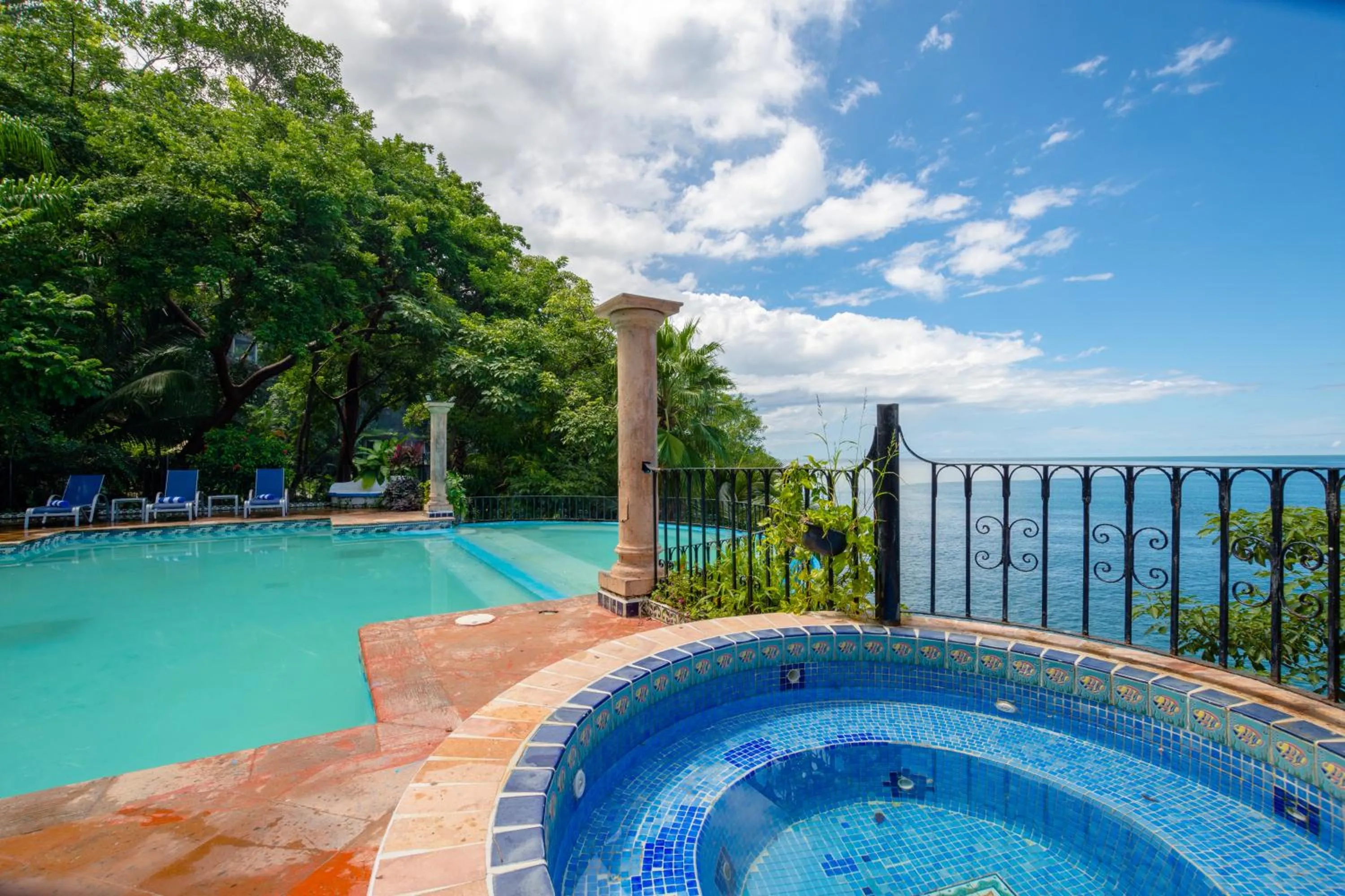 Swimming Pool in Mar Sereno Hotel & Suites