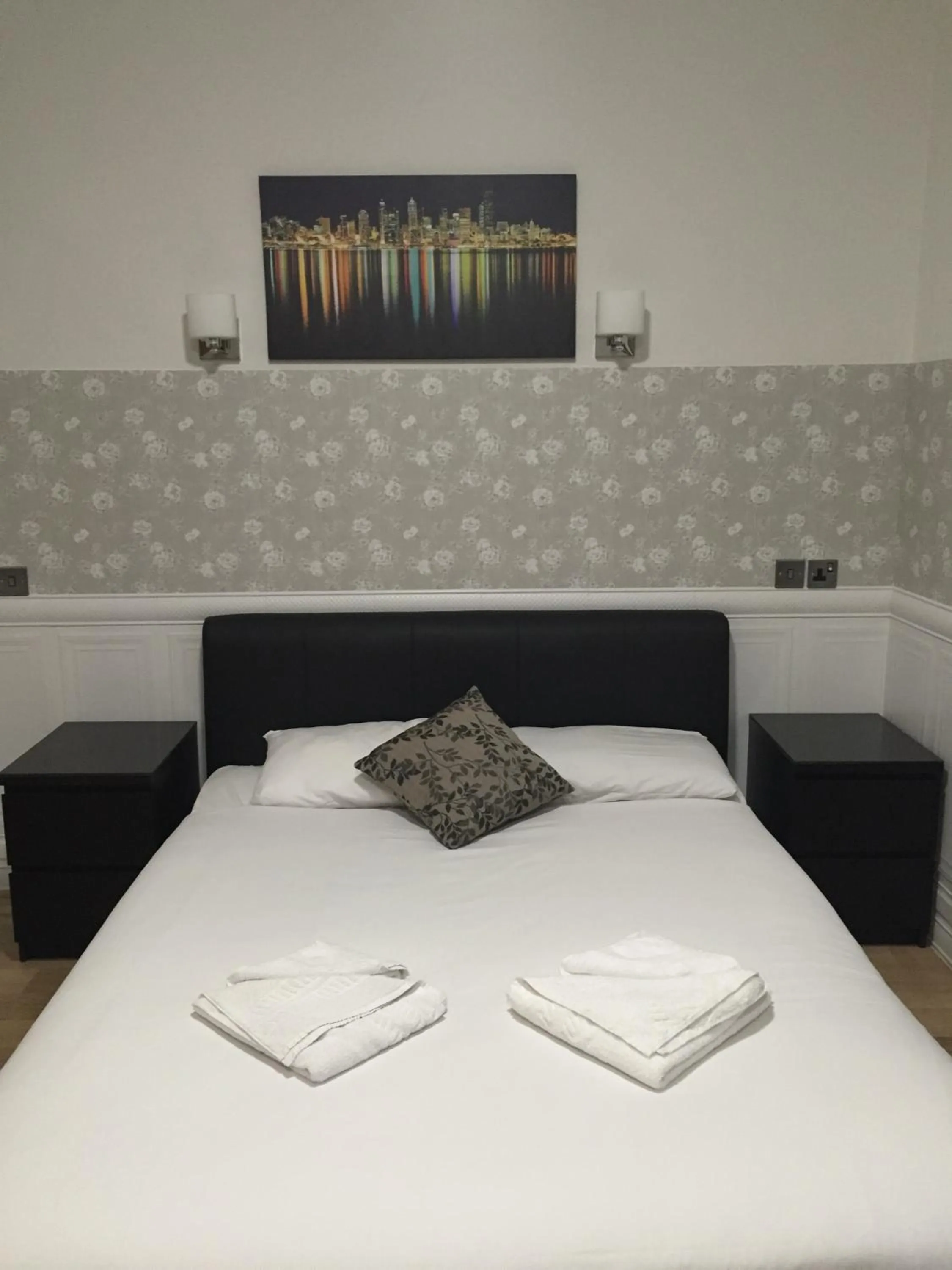 Bedroom, Bed in Paddington Apartments