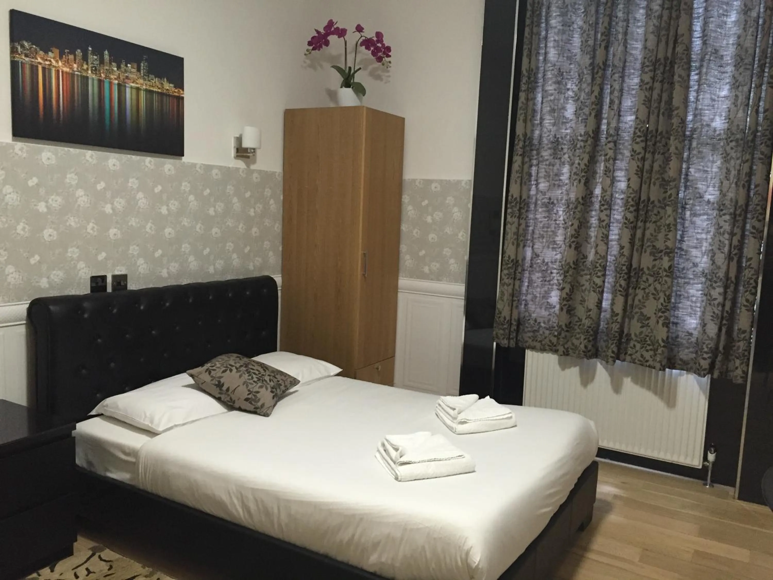 Bedroom, Bed in Paddington Apartments