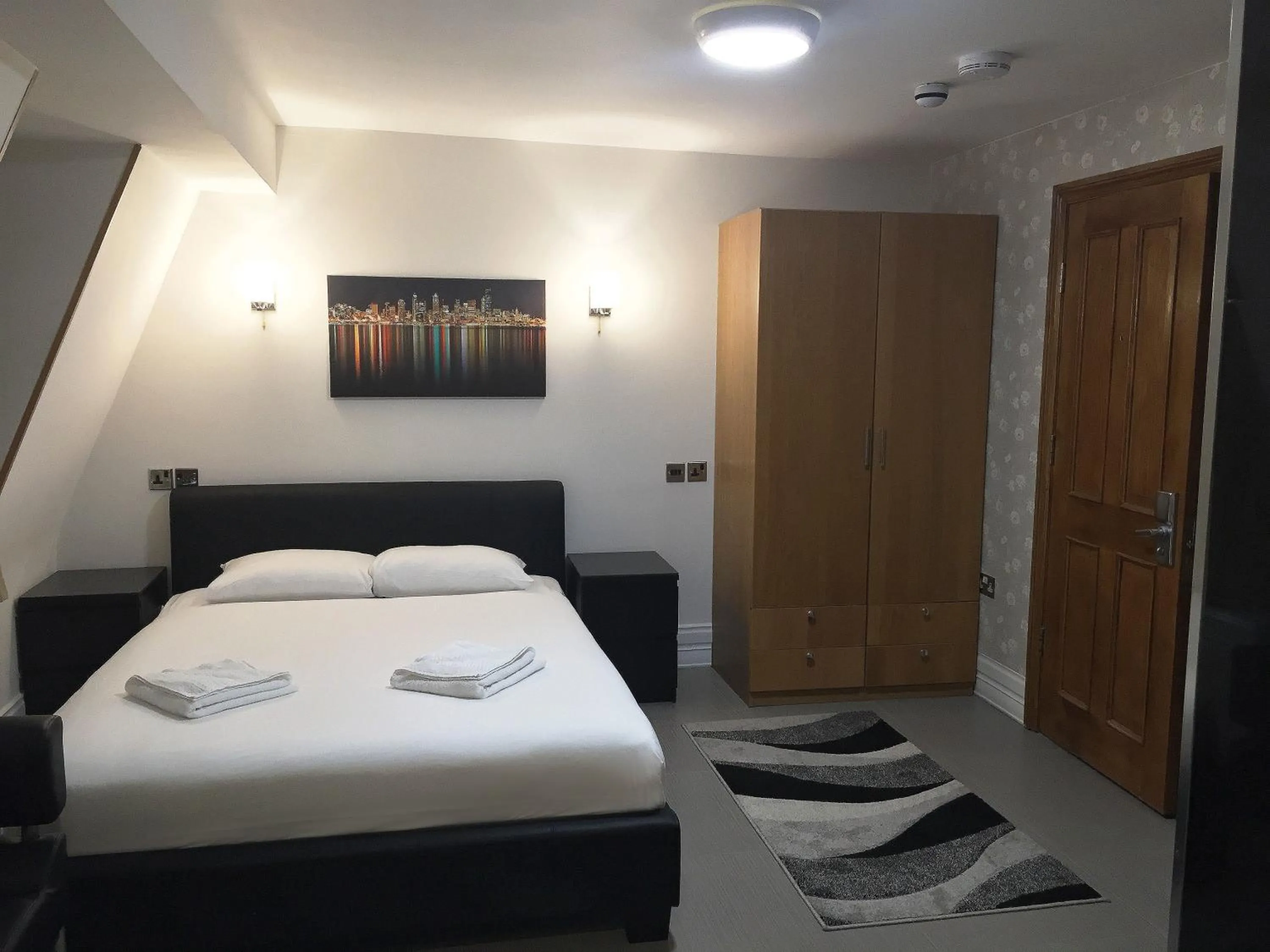 Bedroom, Bed in Paddington Apartments