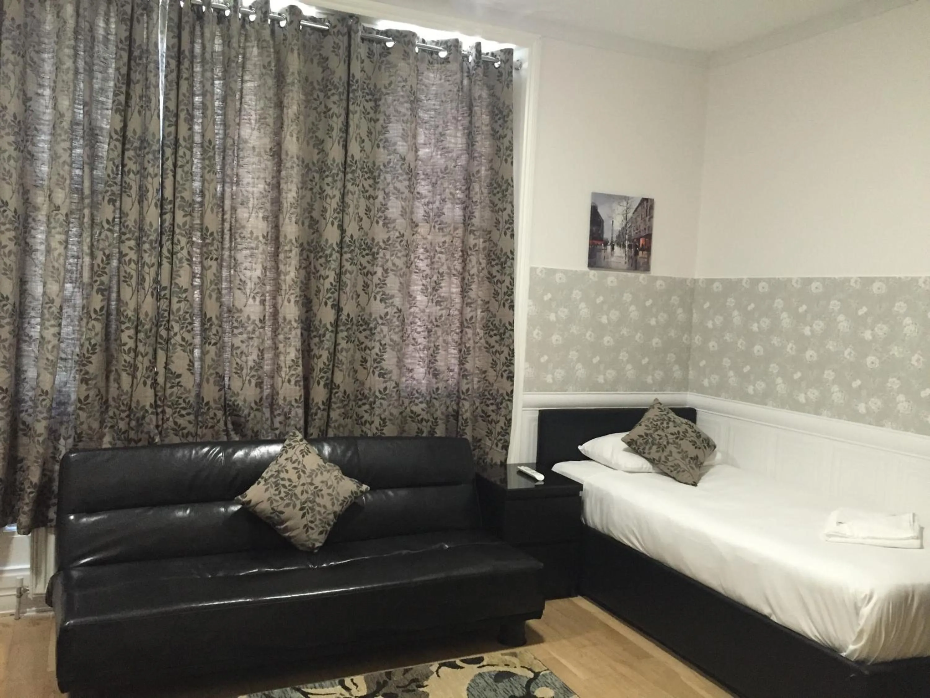 Seating area, Bed in Paddington Apartments