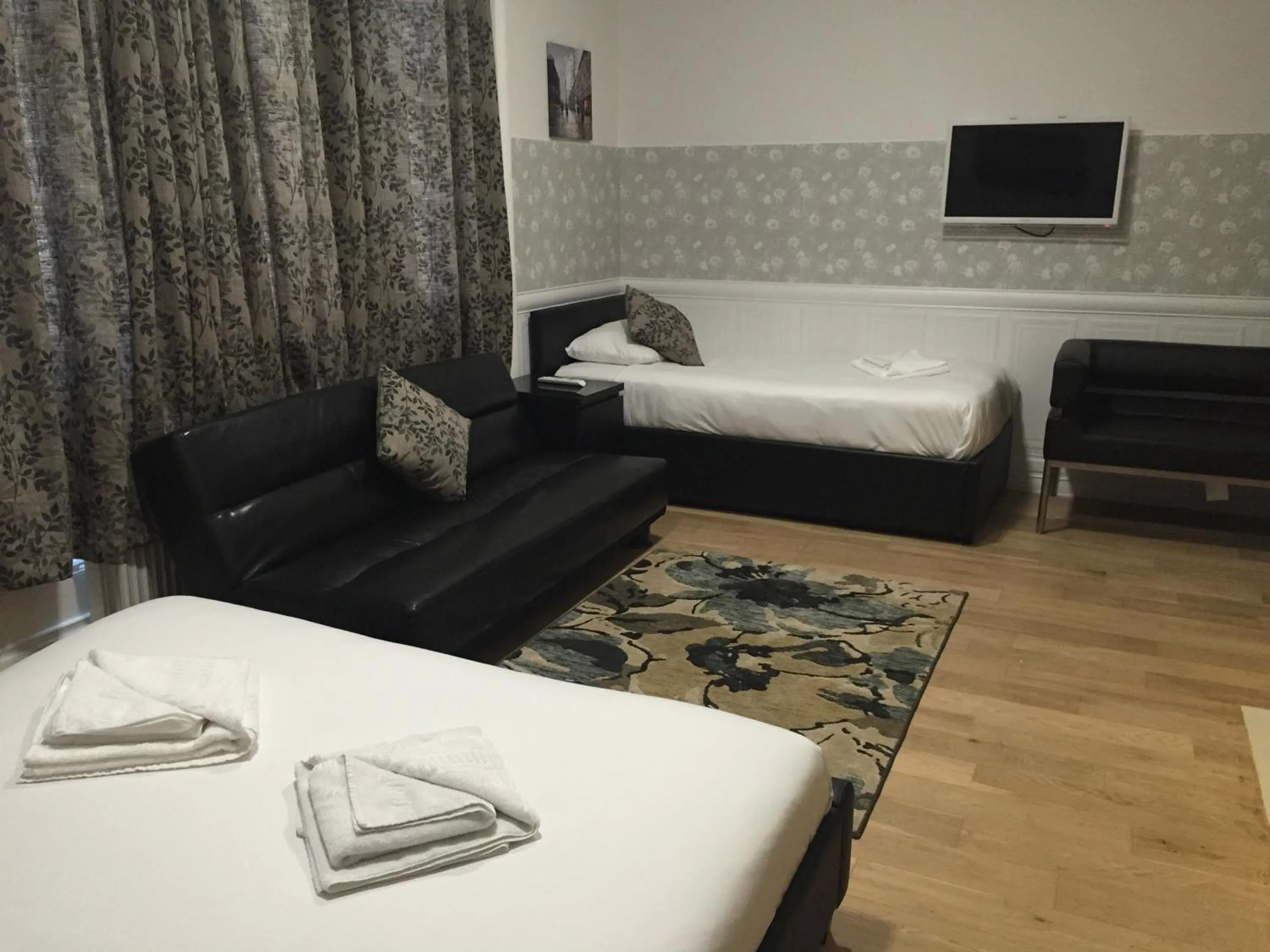 TV and multimedia, Bed in Paddington Apartments