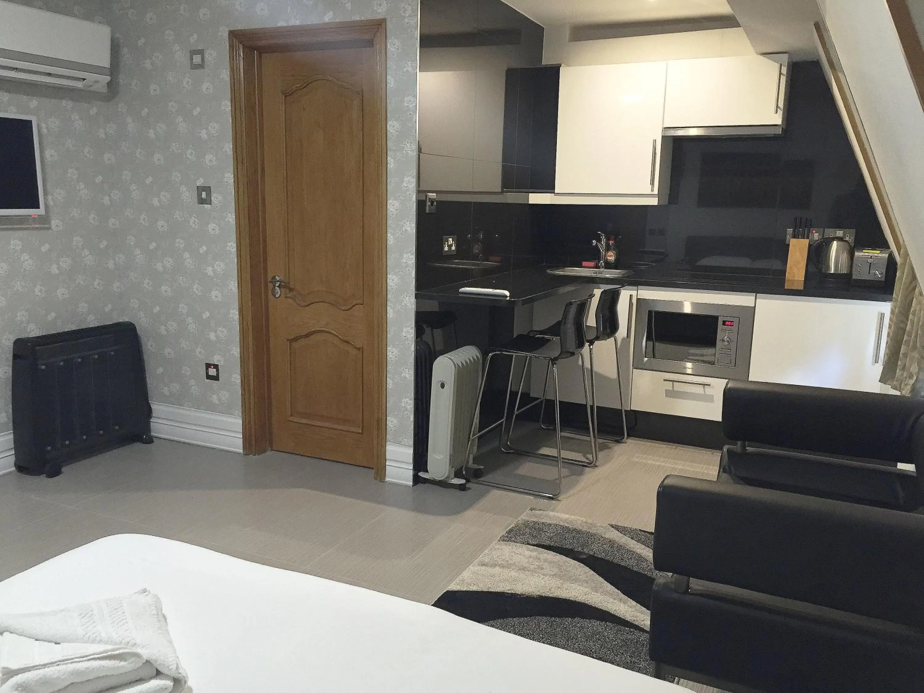Kitchen or kitchenette in Paddington Apartments