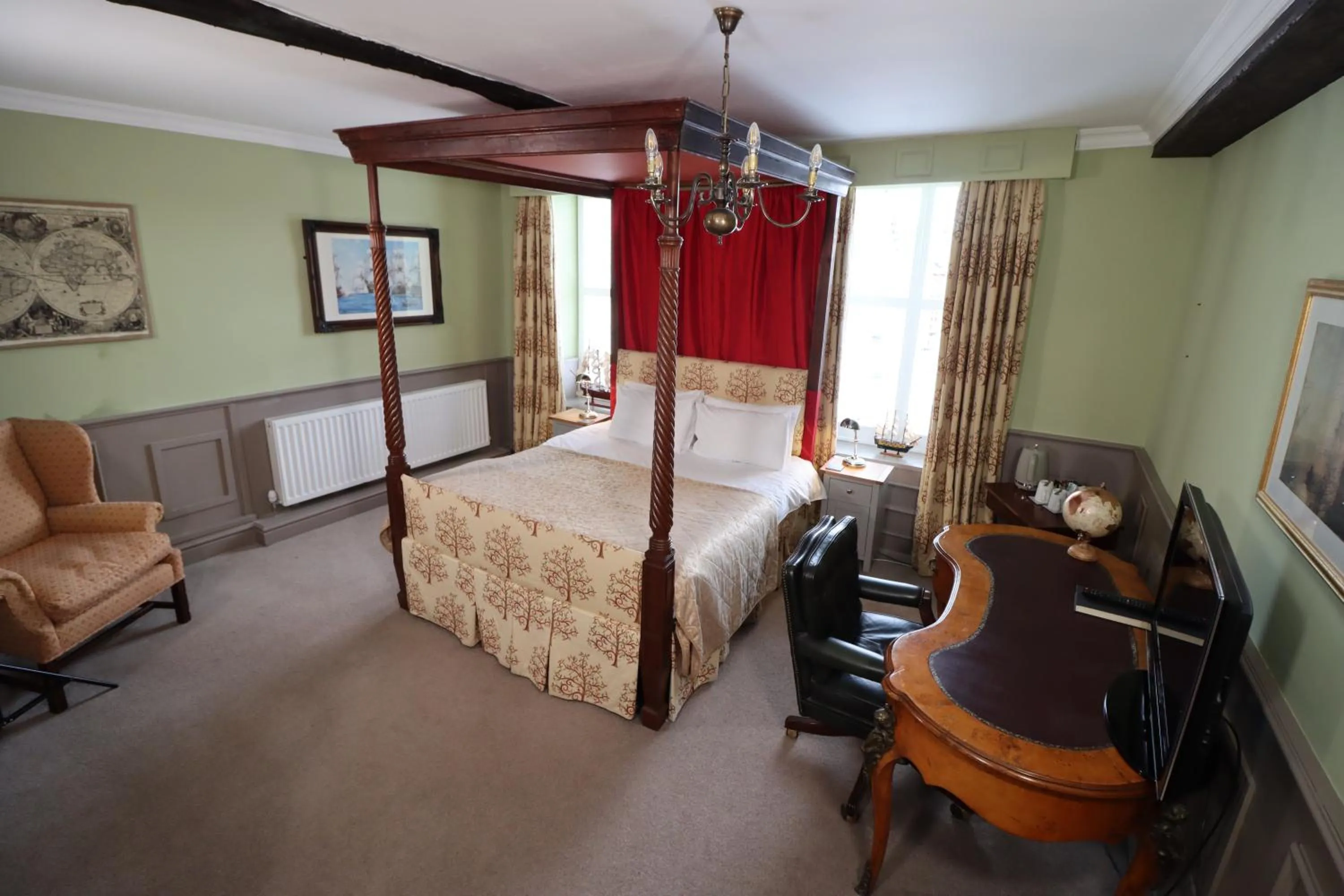 Bed in The Castle Hotel