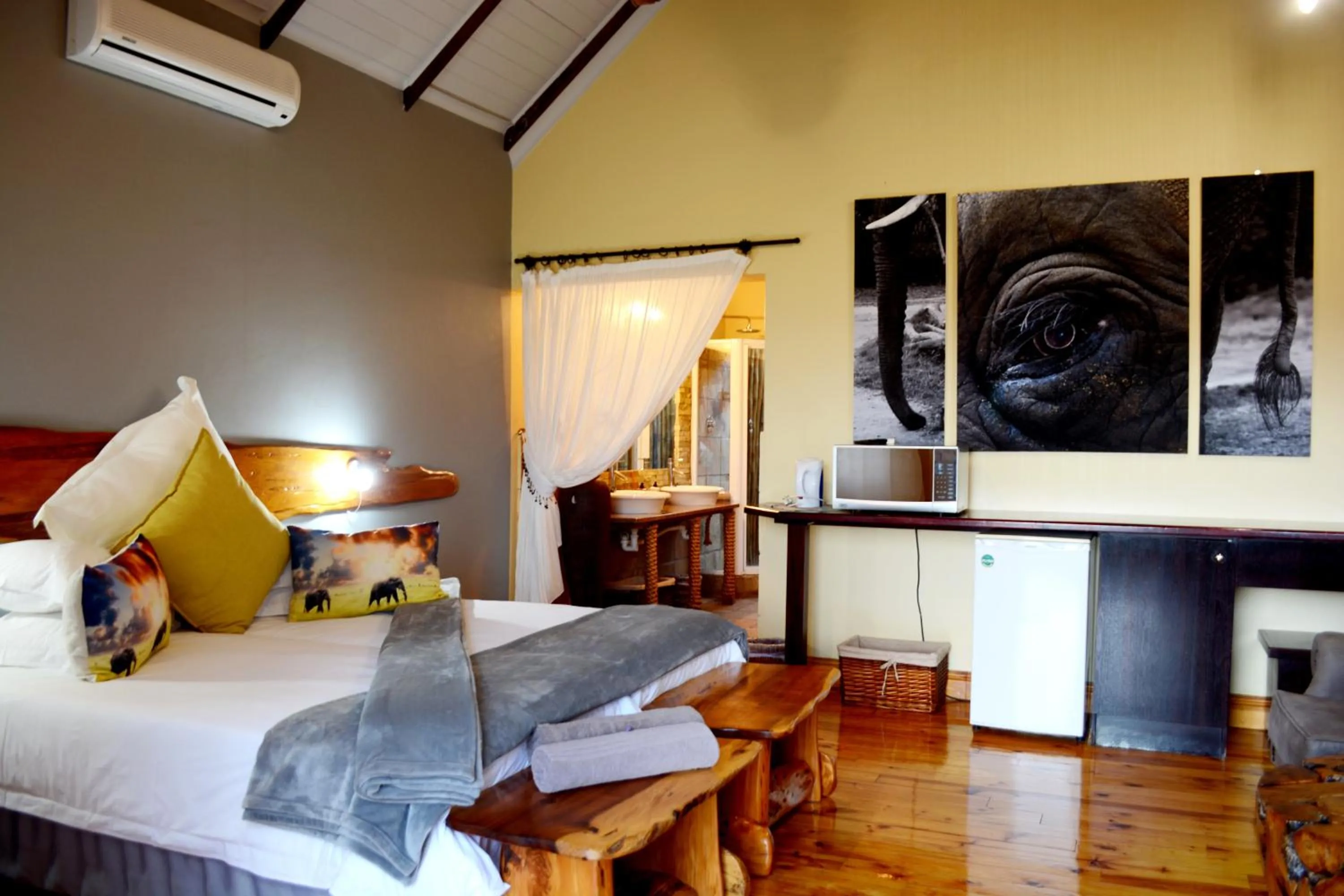 Photo of the whole room, Bed in Addo Dung Beetle Guest Farm