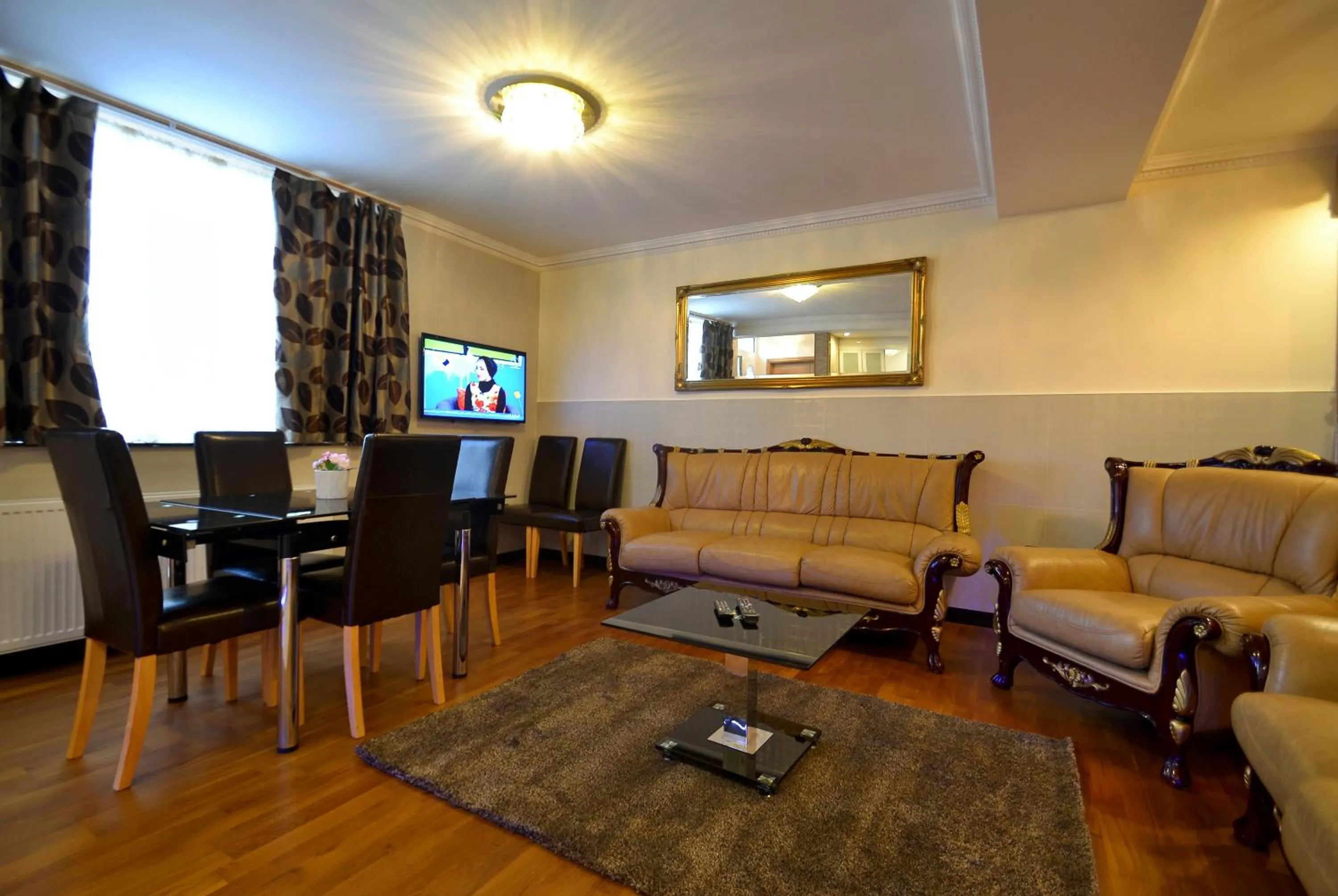 Communal lounge/ TV room in Hyde Park Suites