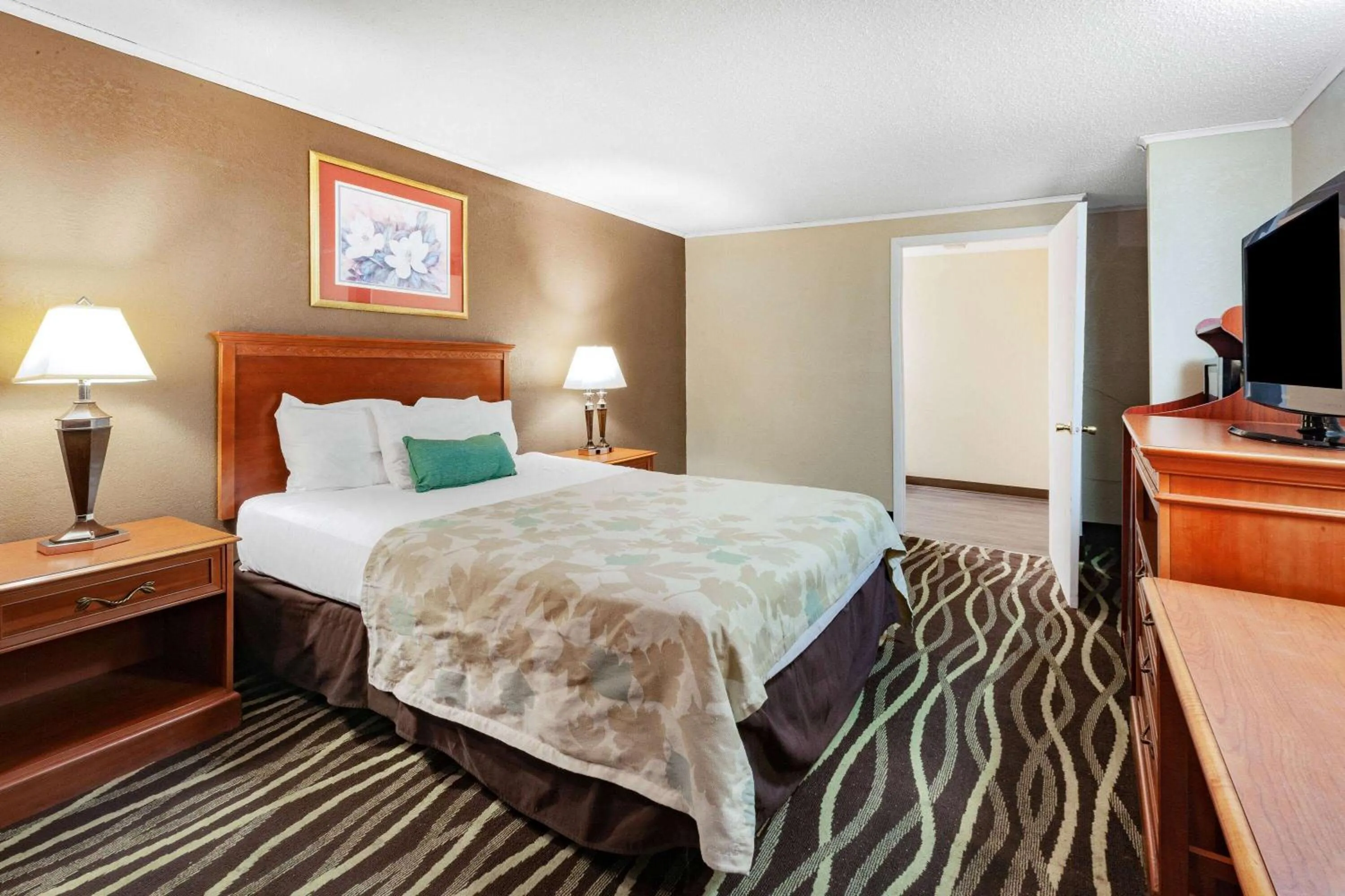 Photo of the whole room in Travelodge by Wyndham Monroe