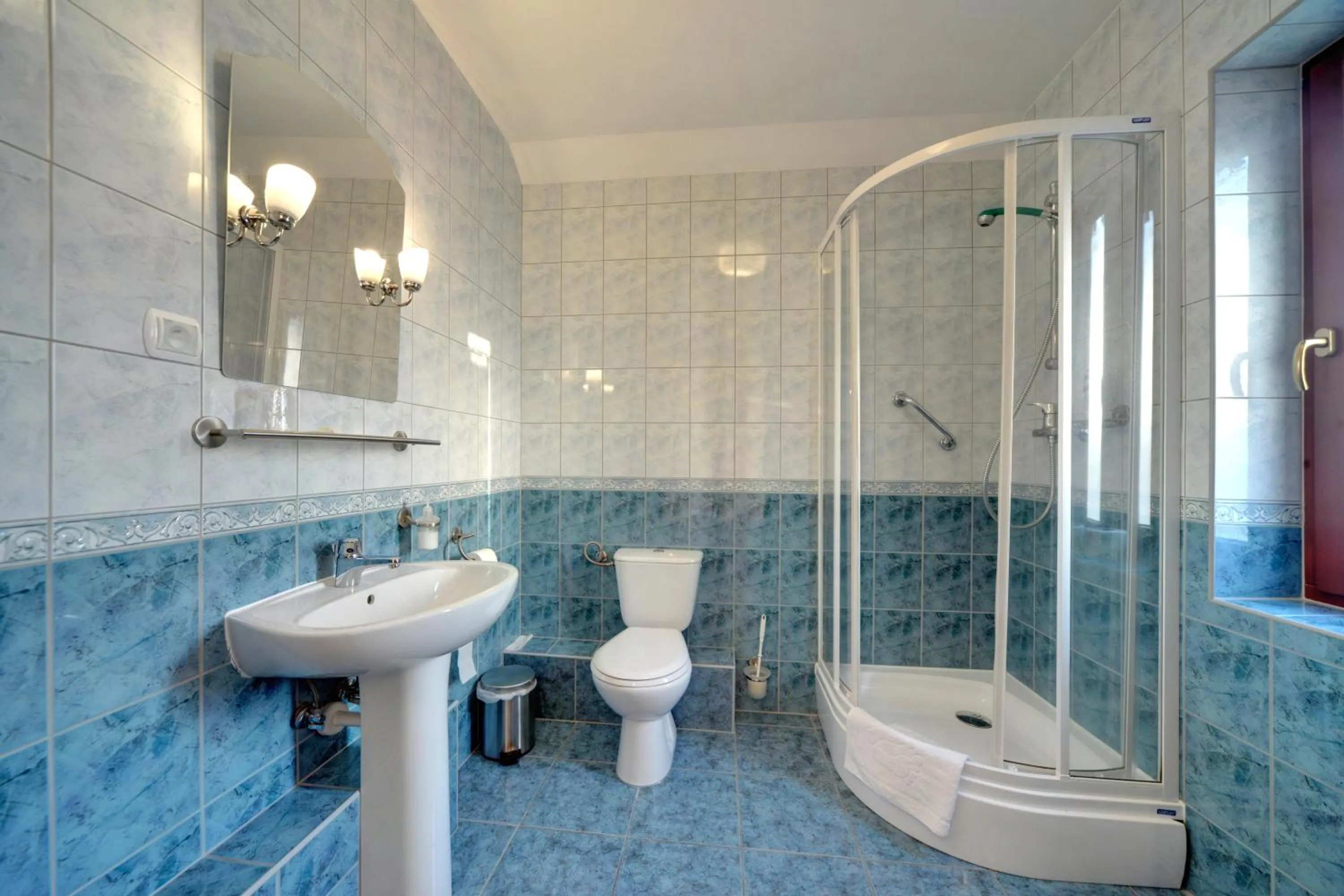 Shower in Hotel Magnes