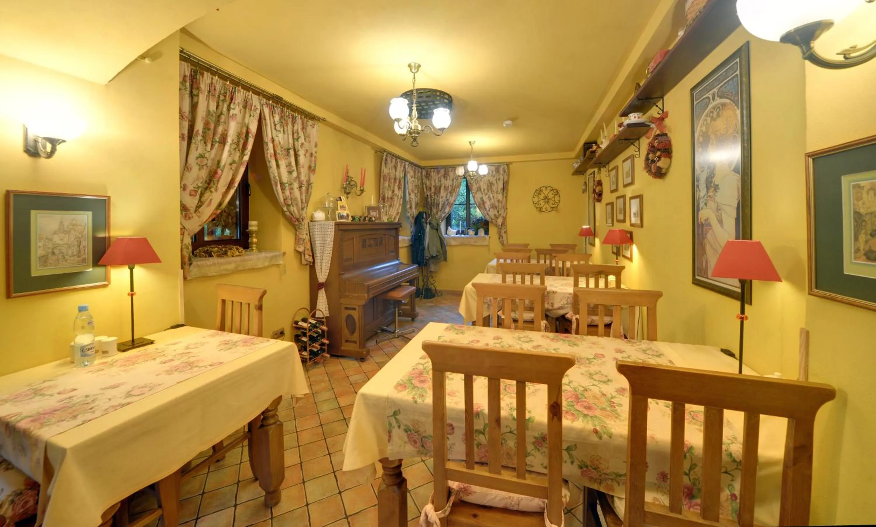 Restaurant/places to eat in Hotel Magnes