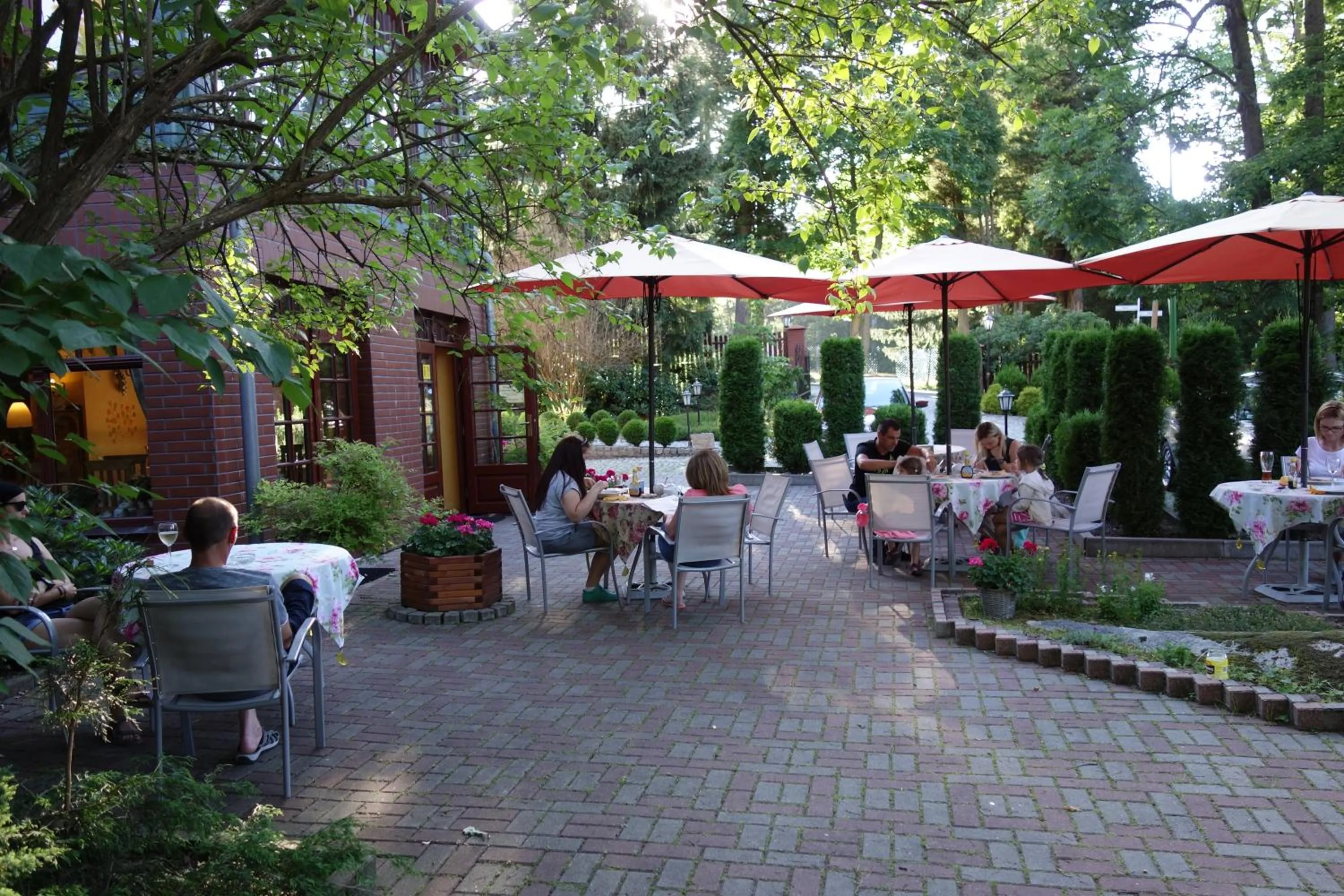 Restaurant/places to eat in Hotel Magnes