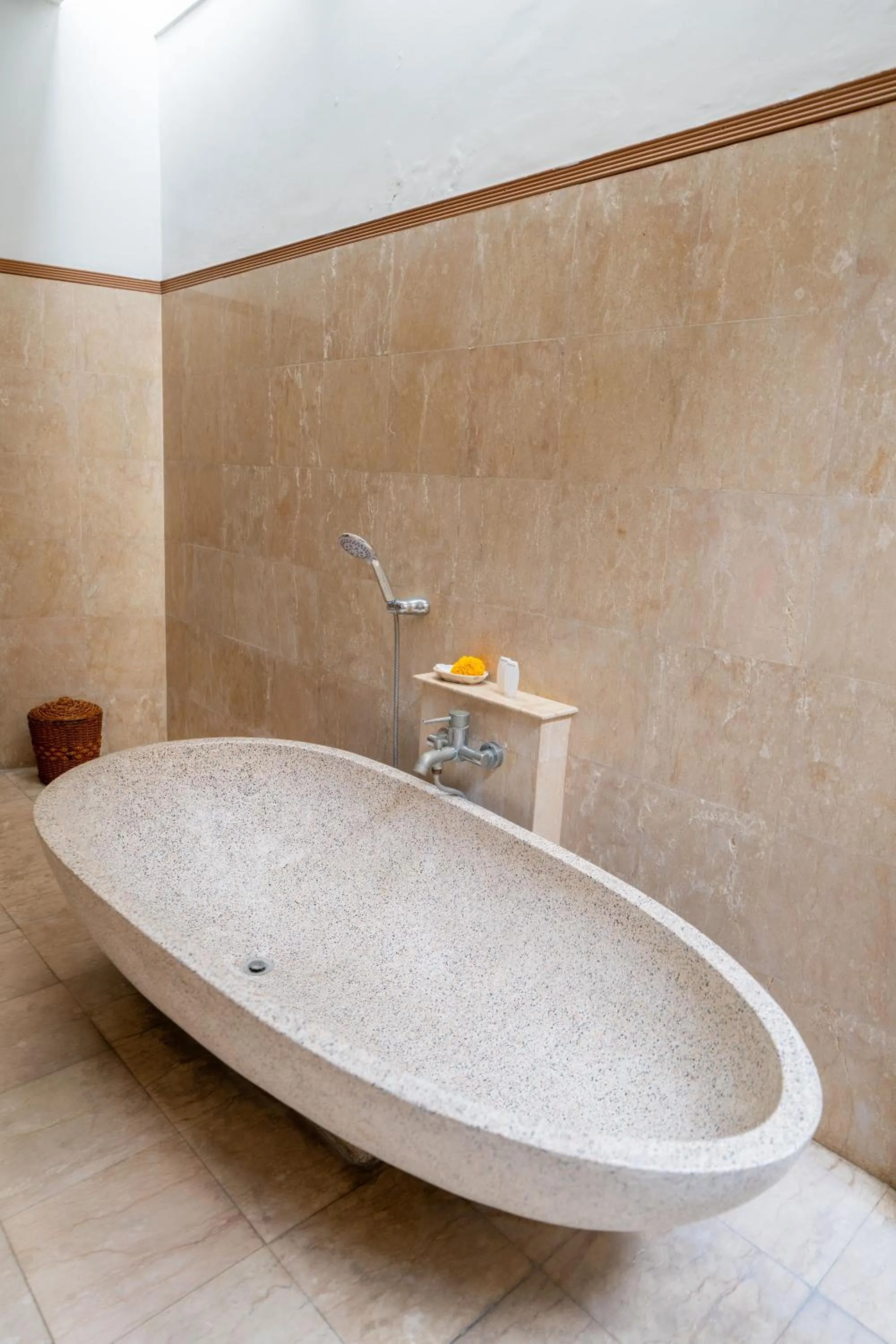 Bathroom in Desamuda Village by Pertama Management